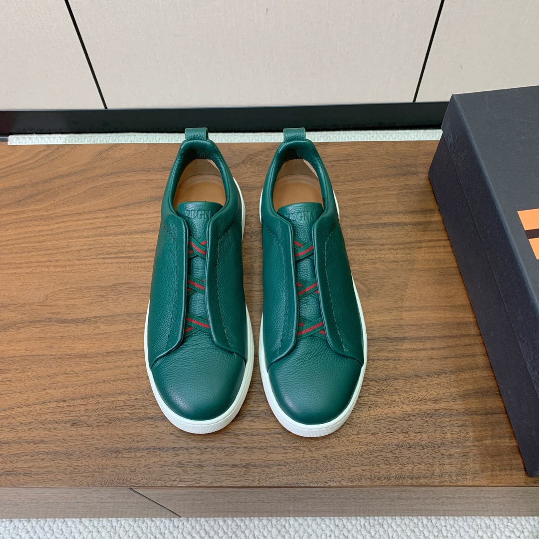 【Zegna】荔枝纹一脚蹬休闲鞋。饰有标志性三重交叉松紧细节,灵感源于三重手缝线迹造型,彰显了杰尼亚的悠久传承。采用原版拉帮套楦工艺鞋型好看且质感轻盈。鞋面油边工艺、鞋舌饰有标志性 Zegna 标识细节,彰显品牌风范。私家原版开模大底,穿脱轻松,舒适不凡。区别于市面上普通橡胶大底。
材质:鞋面原版定制进口牛皮,牛皮内里,原版开模Tpu大底。
码数:39-47(46、47定制不退换)
批:💰590