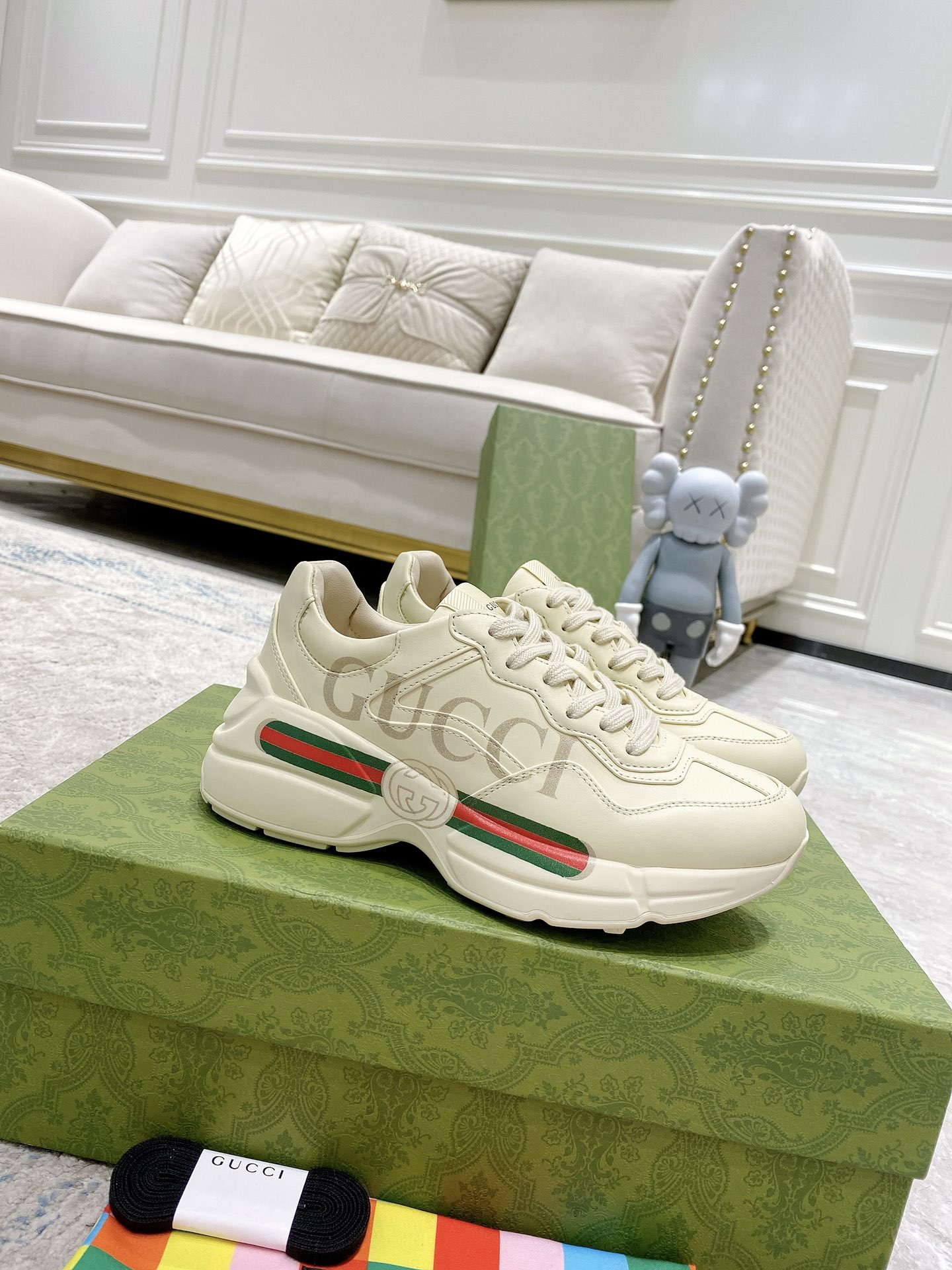 代购版本
Gucci 老爹鞋系列已经是经典系列
每年注入新的活力 新色不断更新 G家Rhyton系列涂鸦印花运动老爹鞋 zp定制顶级复刻象牙色皮革经过特殊处理,营造复古做旧效果!要的就是这个正品的feel!zp一致细节涂边! zp独家开模定做橡胶高密度发泡对版对色大底,zp一致5.5CM高度。 zp完美调楦格位,男款和女款鞋面都有区别! NY、五粉内里垫脚采用蓝色玫瑰花蕾印花牛皮,排列位置与正品一致!每个图案的內里垫脚都有区別! zp对版套包鞋做法.费工艺.成本高只为更舒服耐穿!
Size :女码36-39 男码39-43 46定