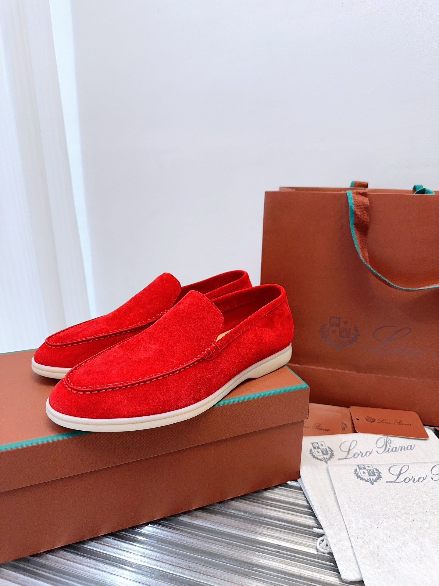 批480升级版 顶级版本Loro Piana Summer Wlak情侣乐福鞋,复古优雅,低调奢华。时尚性与皮料实用性同样兼具依然全网最高品质.
鞋面材料采用进口小牛绒面料,丝质柔滑。
✅内里原版A级水染羊皮➕ A级水染牛皮垫脚。
✅原版真皮中底
✅耐磨高弹牛筋底。
✅独家开模精铸K金电镀🔒锁扣
✅码数:女码35-39 (定制女40.41.42不退不换。)
男码39-44定制男38.45.46定制不退换)
✅推荐搭配:日常百搭。
✅可色卡定做颜色