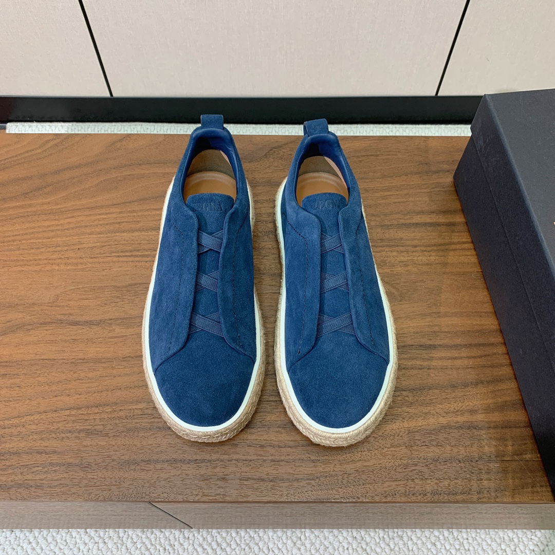 【Zegna】羊京麻绳底休闲鞋。饰有标志性三重交叉松紧细节,灵感源于三重手缝线迹造型,彰显了杰尼亚的悠久传承。采用原版拉帮套楦工艺鞋型好看且质感轻盈。鞋面油边工艺、鞋舌饰有标志性 Zegna 标识细节,彰显品牌风范。私家原版开模大底,穿脱轻松,舒适不凡。区别于市面上普通橡胶大底。
材质:鞋面原版定制进口羊京,牛皮内里,定制原版大底。
码数:39-47(46、47定制不退换)
批:💰610