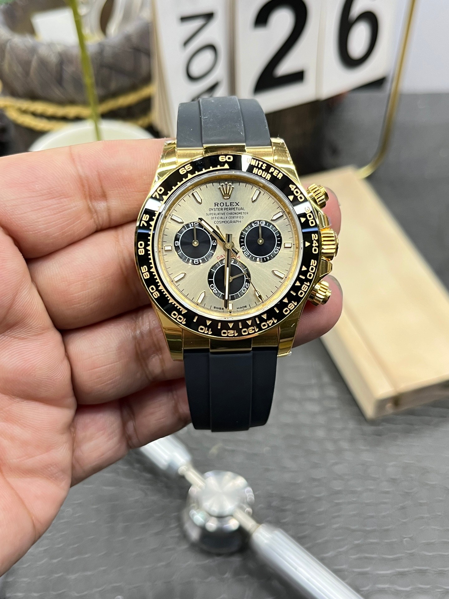 余文乐
----金色是镀金的,撑不到2年就一定会掉色露白的。购买前一定要有心理准备----
通货壳(金色不含金)+7750机芯=1450(不耐用)
C壳+4130机=3100
顶级壳(镀金+配重)+4130机(精细打磨+摆轮改装)=4900