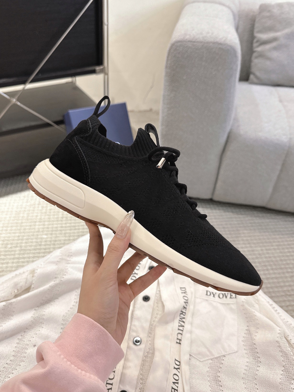 B80运动鞋是迪奥男士系列新品,主打舒适与时尚。鞋面采用透气网布+织物拼接,轻盈又贴合脚型,日常穿着超舒适。鞋底橡胶材质,抓地力和耐磨性都很棒,适合通勤或轻运动。整体简约,灰色调百搭,鞋带可调节,穿着更稳固。由Kim Jones设计,兼具实用与潮流,是早春新款热门单品之一①。
size:39-44(38.45.46定做)