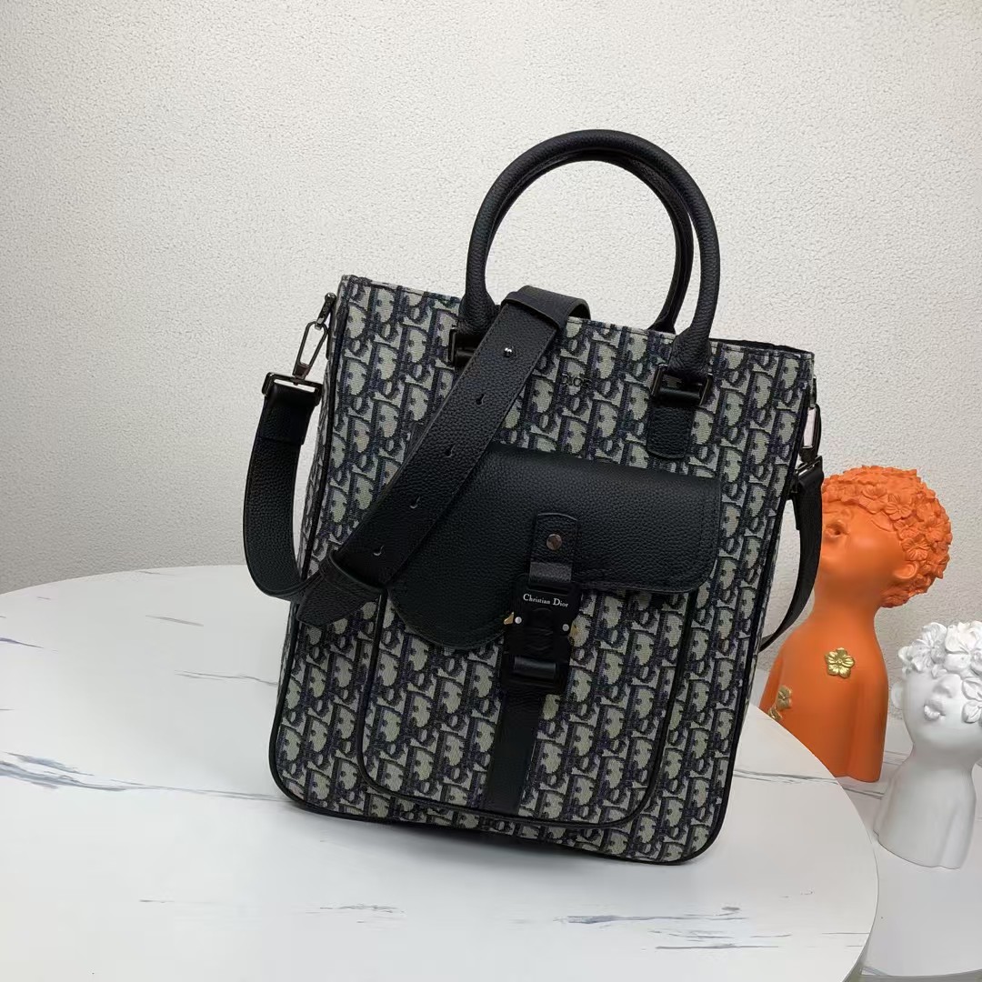 🅿️1120【市场最高版本,欢迎对比】
马鞍手袋
米色 Oblique 印花面料和黑色粒面牛皮革
编号: 1ADSH241YKS_H03E
这款马鞍手袋是二零二四冬季男装系列新品,实用而不失时尚。采用米色 Oblique 印花面料精心制作,搭配黑色粒面牛皮革细节提升格调,饰以 Dior 标志。设有一个宽敞的主隔层,可收纳各种日常用品,正面马鞍翻盖口袋搭配 Christian Dior 标志铝扣,可收纳钱包、钥匙、耳机或手机,便于轻松取用。搭配顶部皮革手柄和可调节肩带,可手提、肩背或斜挎。
主体:棉,牛皮革和科技面料
里料:科技面料,牛皮革
宽敞的主隔层
内部扁平电脑隔层
内部拉链口袋
正面翻盖口袋搭配 CD 标志铝扣
皮革顶部手柄
可调节的 Christian Dior 标志尼龙提花肩带
正面饰以金属覆层黄铜 Dior 标志
内部饰有 Dior 压花标志
内含防尘袋
意大利制造
尺寸:32 x 36 x 13.5 厘米(长 x 高 x 宽)
主隔层可收纳 1 部 15 英寸笔记本电脑、A4 文件和 1 部平板电脑