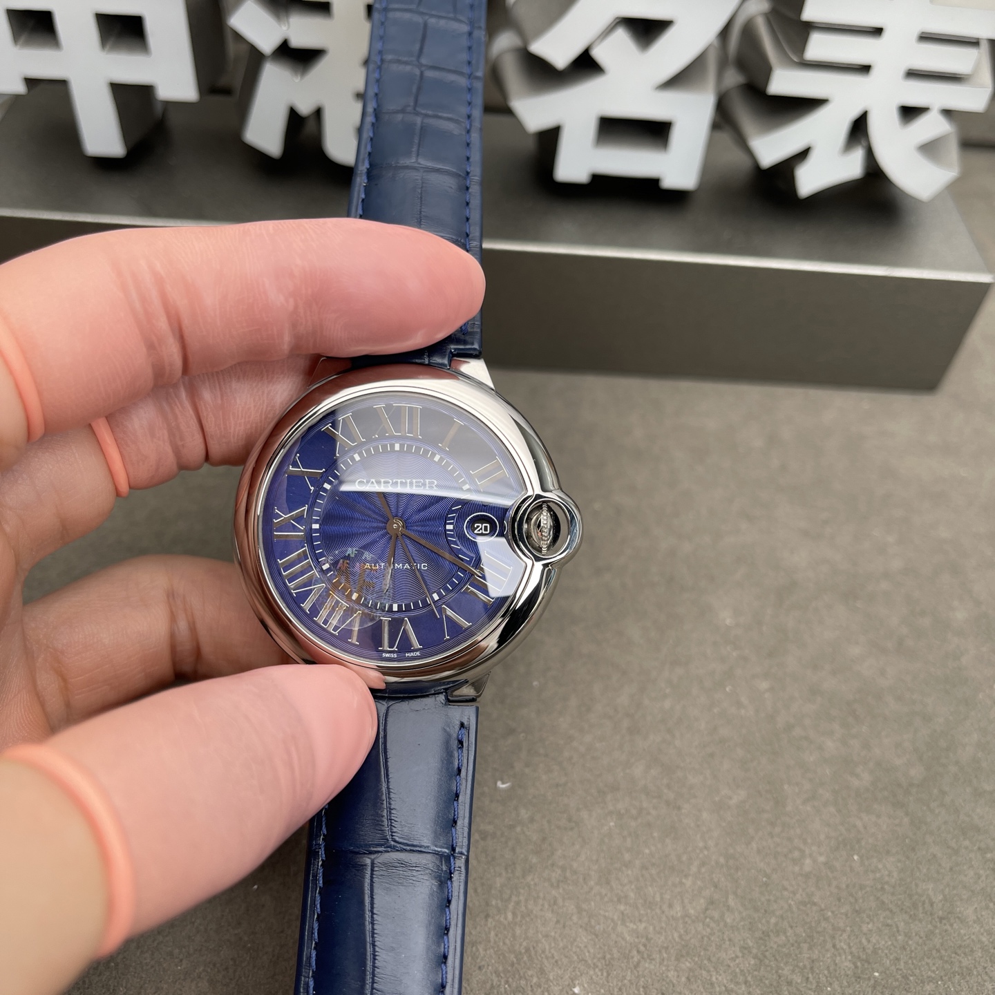 蓝气球
西铁城机芯=950
海鸥机芯=1500
原版机芯=2600