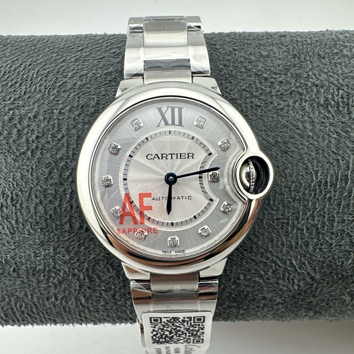 蓝气球中号机械33MM
配2824机芯=1750
配2892机芯=2300
2824和2892在结构上,相似处很多,差别在于技术相隔了二十年,2892在稳定,耐用性,厚薄上进行的改进。最直观的就是2892要薄1mm,对于本身只有4毫米的机芯,这个进步是巨大的。
