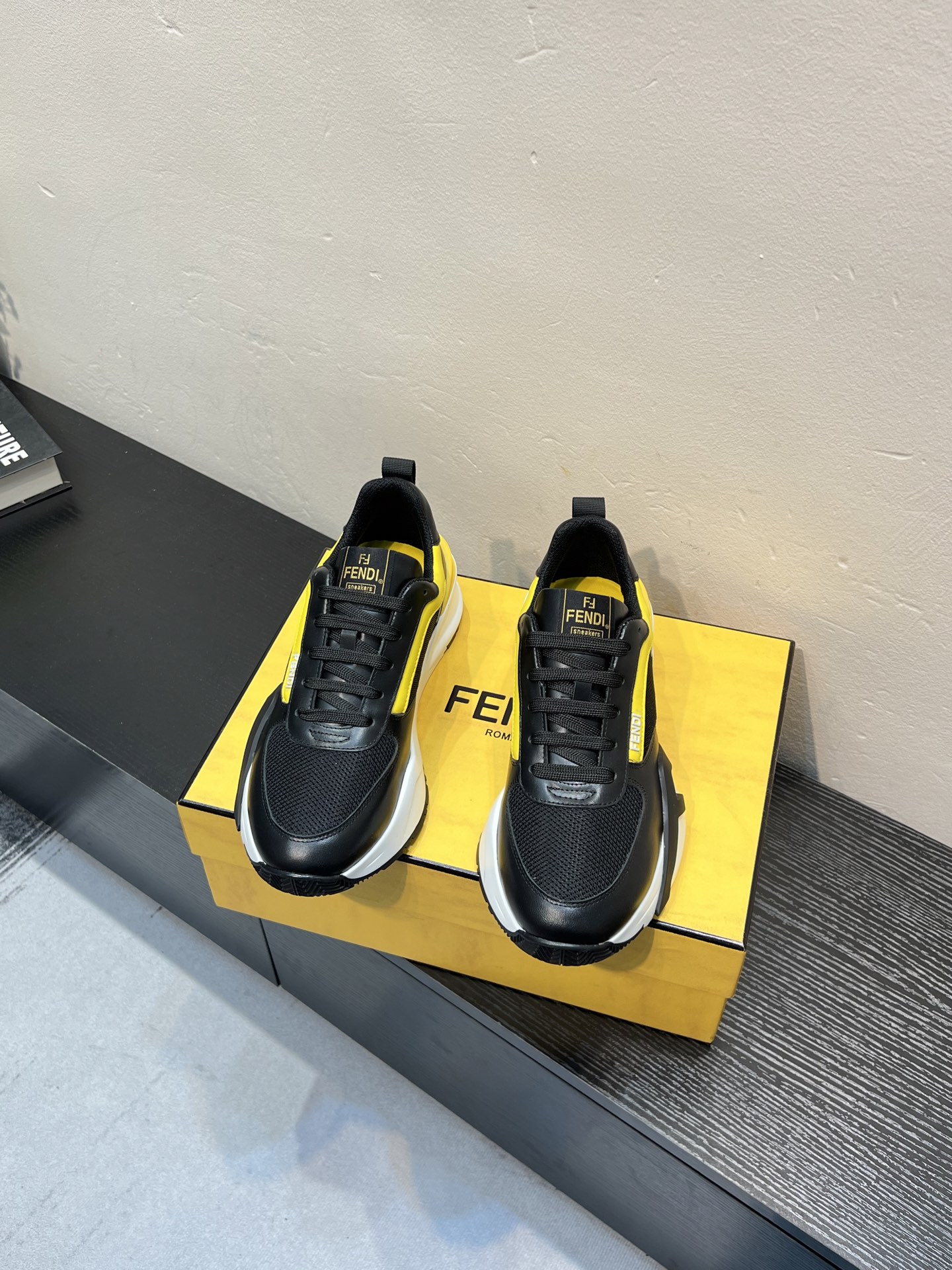 💰¥580 FENDI*——原单品质
芬迪小怪兽!代购级别🔥爆款,鞋面牛皮制造,透气网里,大底更轻便,防滑。市场顶级品质,众多明星亲身演绎,时尚主打潮流,百搭爆款,简单不失品味,潮人必备,散发时尚休闲气息,时尚就在脚下,自信满满,穿起来。Size:38-44(45定制)