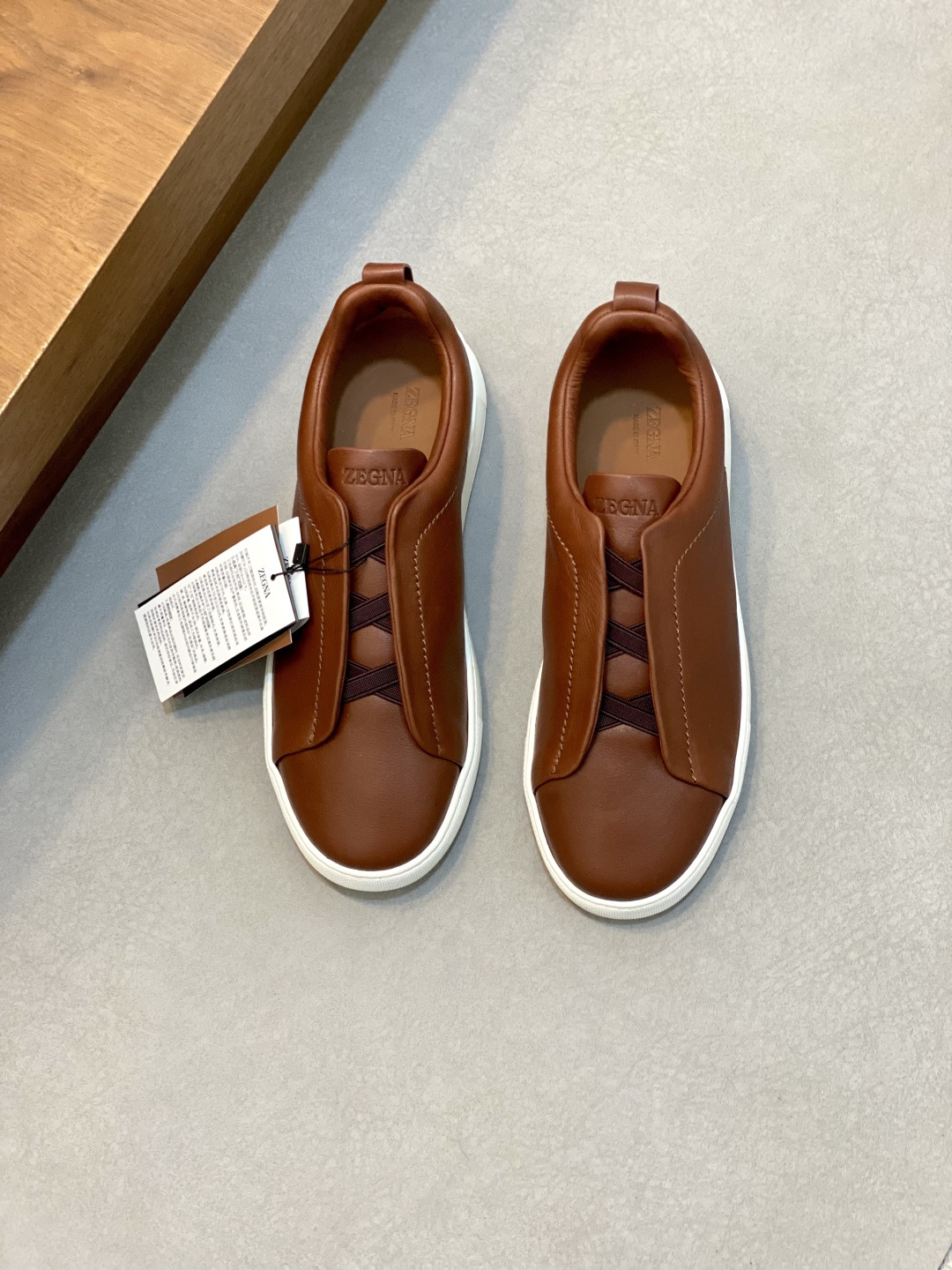 💰700 Ermenegildo Zegna 杰尼亚休闲运动鞋
Triple Stitch 是一款精致的休闲鞋履,饰有标志性三重交叉松紧细节,灵感源于三重手缝线迹造型,彰显了杰尼亚的悠久传承。这款皮革衬里鹿皮球鞋饰有骆马色装饰细节,采用便鞋鞋型且质感轻盈,配有灵活的橡胶外底,穿脱轻松,舒适不凡。后跟饰有标志性 Ermenegildo Zegna XXX 标识细节,彰显品牌风范。
码数:39-44,标准皮鞋尺码。