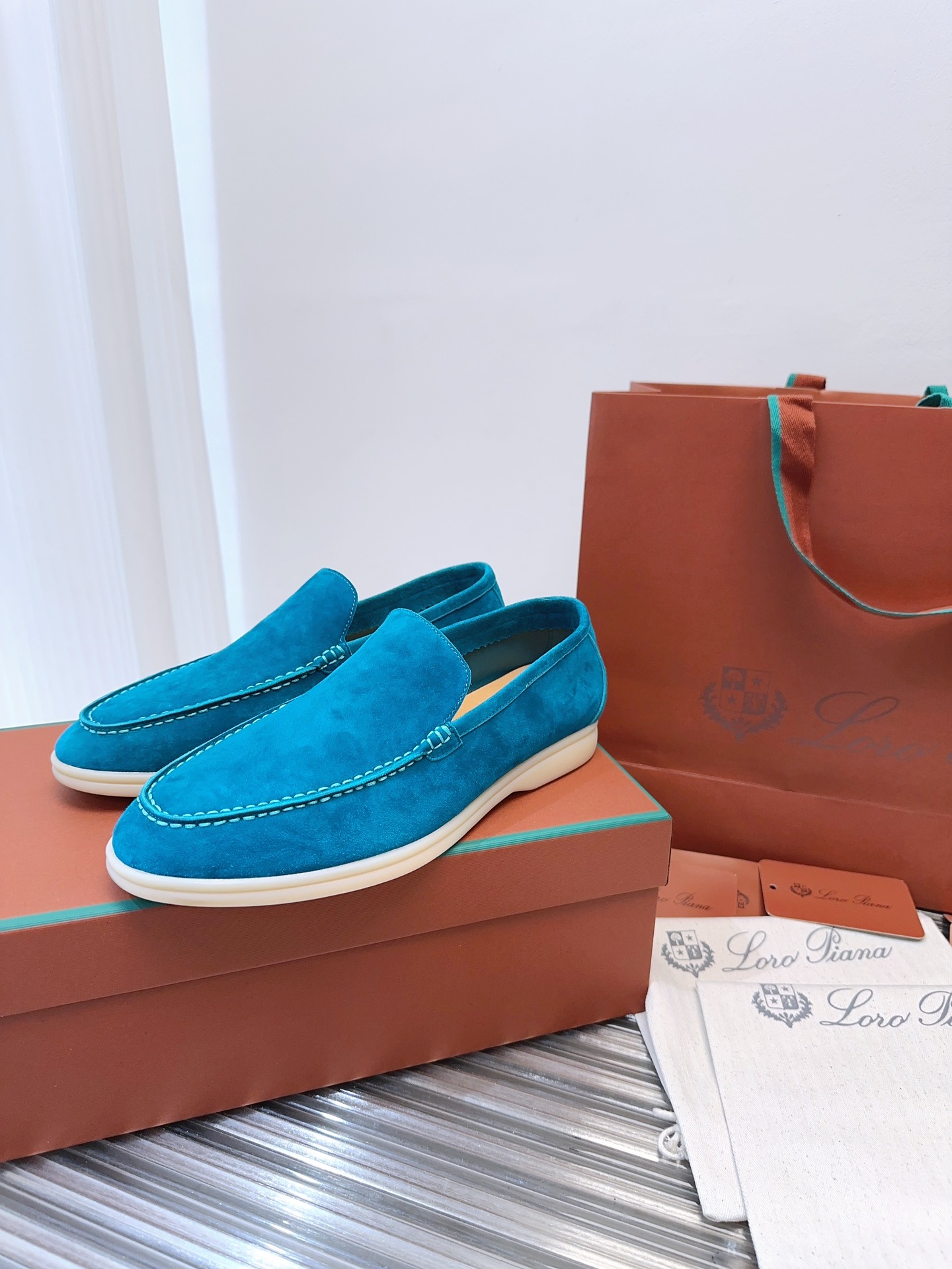 批480升级版 顶级版本Loro Piana Summer Wlak情侣乐福鞋,复古优雅,低调奢华。时尚性与皮料实用性同样兼具依然全网最高品质.
鞋面材料采用进口小牛绒面料,丝质柔滑。
✅内里原版A级水染羊皮➕ A级水染牛皮垫脚。
✅原版真皮中底
✅耐磨高弹牛筋底。
✅独家开模精铸K金电镀🔒锁扣
✅码数:女码35-39 (定制女40.41.42不退不换。)
男码39-44定制男38.45.46定制不退换)
✅推荐搭配:日常百搭。
✅可色卡定做颜色