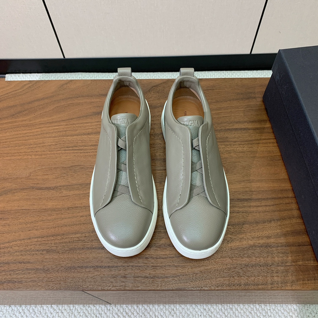【Zegna】荔枝纹一脚蹬休闲鞋。饰有标志性三重交叉松紧细节,灵感源于三重手缝线迹造型,彰显了杰尼亚的悠久传承。采用原版拉帮套楦工艺鞋型好看且质感轻盈。鞋面油边工艺、鞋舌饰有标志性 Zegna 标识细节,彰显品牌风范。私家原版开模大底,穿脱轻松,舒适不凡。区别于市面上普通橡胶大底。
材质:鞋面原版定制进口牛皮,牛皮内里,原版开模Tpu大底。
码数:39-47(46、47定制不退换)
批:💰590