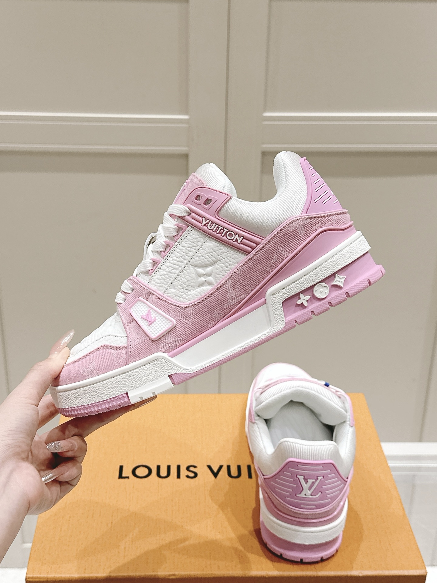 莫兰特同款
原版购入开发 做货 本款 LV Trainer 运动鞋为丹宁布铺陈男装艺术总监 Pharrell Williams 设计的 LVers Damier 图案,于工致鞋面融入橡胶 Vuitton 标识和 LV 字母,再以 Monogram 花卉点亮细腻外底。原版构型出自 Virgil Abloh 之手,展现复古篮球鞋的灵感启发
配送专柜精美包装🛍📦
▪️面料: 原版定制进口单宁牛仔
▪️内里: 原版定制透气网里
▪️大底: 原版开模防滑TPU组合大底
▪️底厚: 3CM
▪️Size: 女款35-41 / 男款38-46
