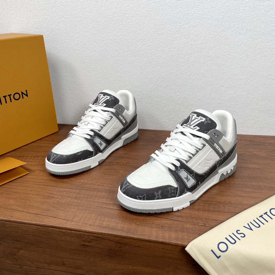 白鹿同款|王楚钦同款
原版构型出自 Virgil Abloh 之手。繁复鞋面和多样品牌元素提升辨识度。LV 字母点亮鞋舌和背面,Monogram 花卉于科技橡胶外底绽放。鞋舌饰有 LV 字母,侧面饰有 Vuitton 标识,外底饰有 Monogram 花卉,并延续创新凝胶外底带来的舒适体验。驴家的鞋子舒适度是不必多说。配全套包装 !
男码:39-40-41-42-43-44(38/45可定做但不能退换)
女码:35-36-37-38-39 (40可订做但不支持退换)
标准皮鞋码
货号:0159印花牛仔 白灰