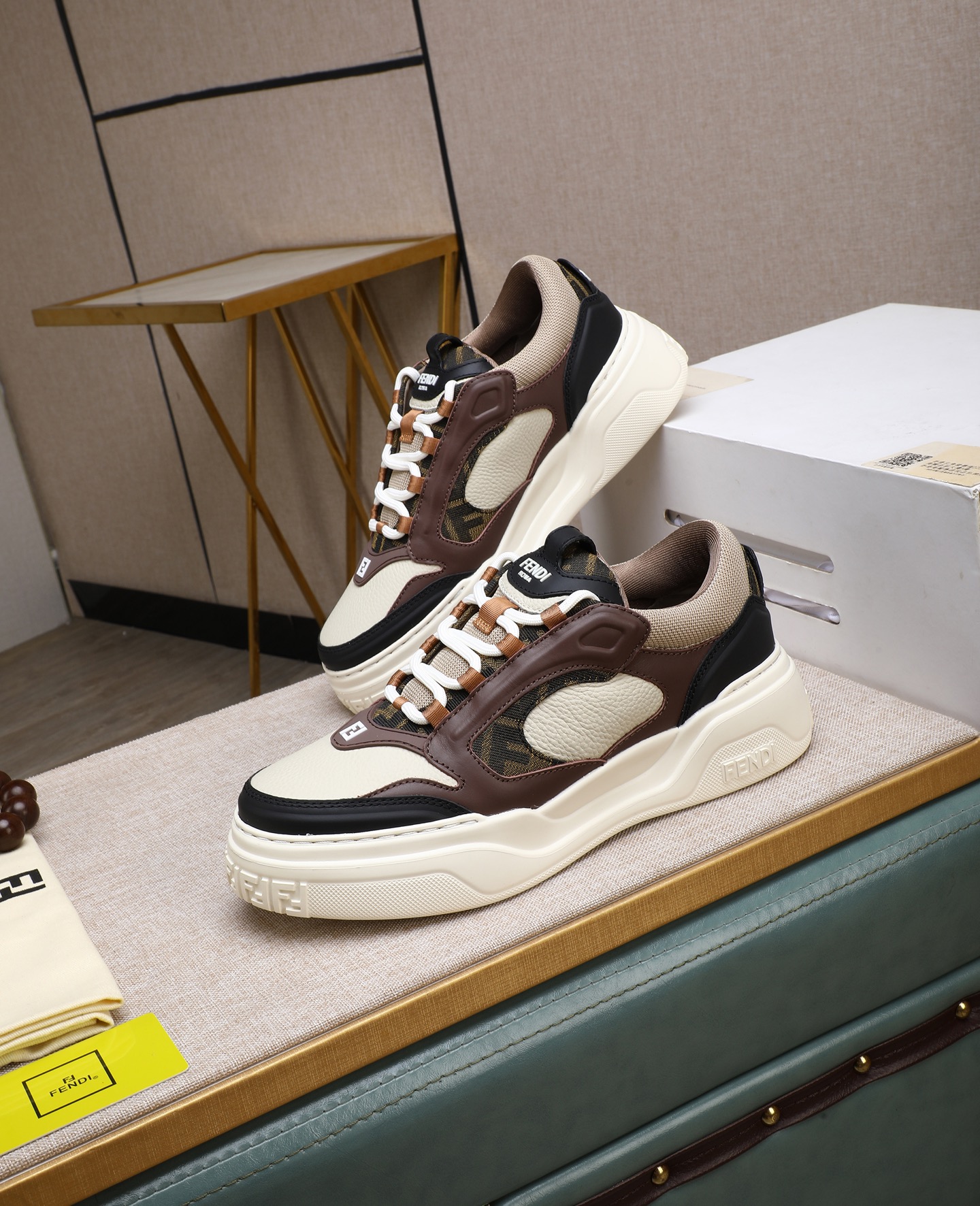 出厂价670 【 FENDI】芬迪
-高端品质 原休闲运动鞋
-鞋面:纳帕小牛皮、荔纹小牛皮、鞋舌.后跟;注塑品牌logo塑胶模块
-内里:品牌帆布
-大底:超轻TPR发泡·橡胶;成型大底
-超高品控·做工精细:凸显(高端·贵气·档次)
-Size :39-44(38,45,可订做)