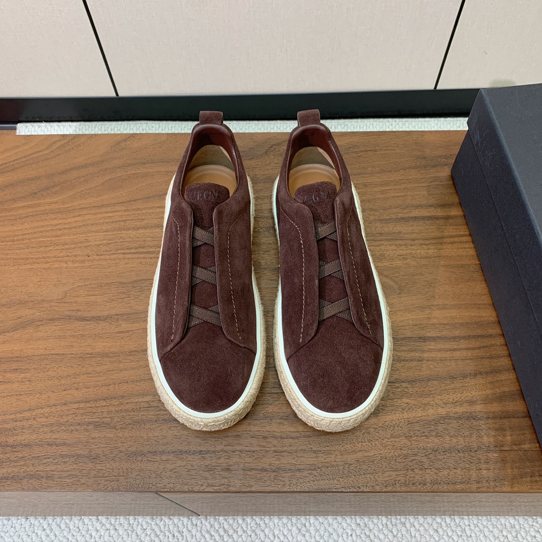 【Zegna】羊京麻绳底休闲鞋。饰有标志性三重交叉松紧细节,灵感源于三重手缝线迹造型,彰显了杰尼亚的悠久传承。采用原版拉帮套楦工艺鞋型好看且质感轻盈。鞋面油边工艺、鞋舌饰有标志性 Zegna 标识细节,彰显品牌风范。私家原版开模大底,穿脱轻松,舒适不凡。区别于市面上普通橡胶大底。
材质:鞋面原版定制进口羊京,牛皮内里,定制原版大底。
码数:39-47(46、47定制不退换)
批:💰610