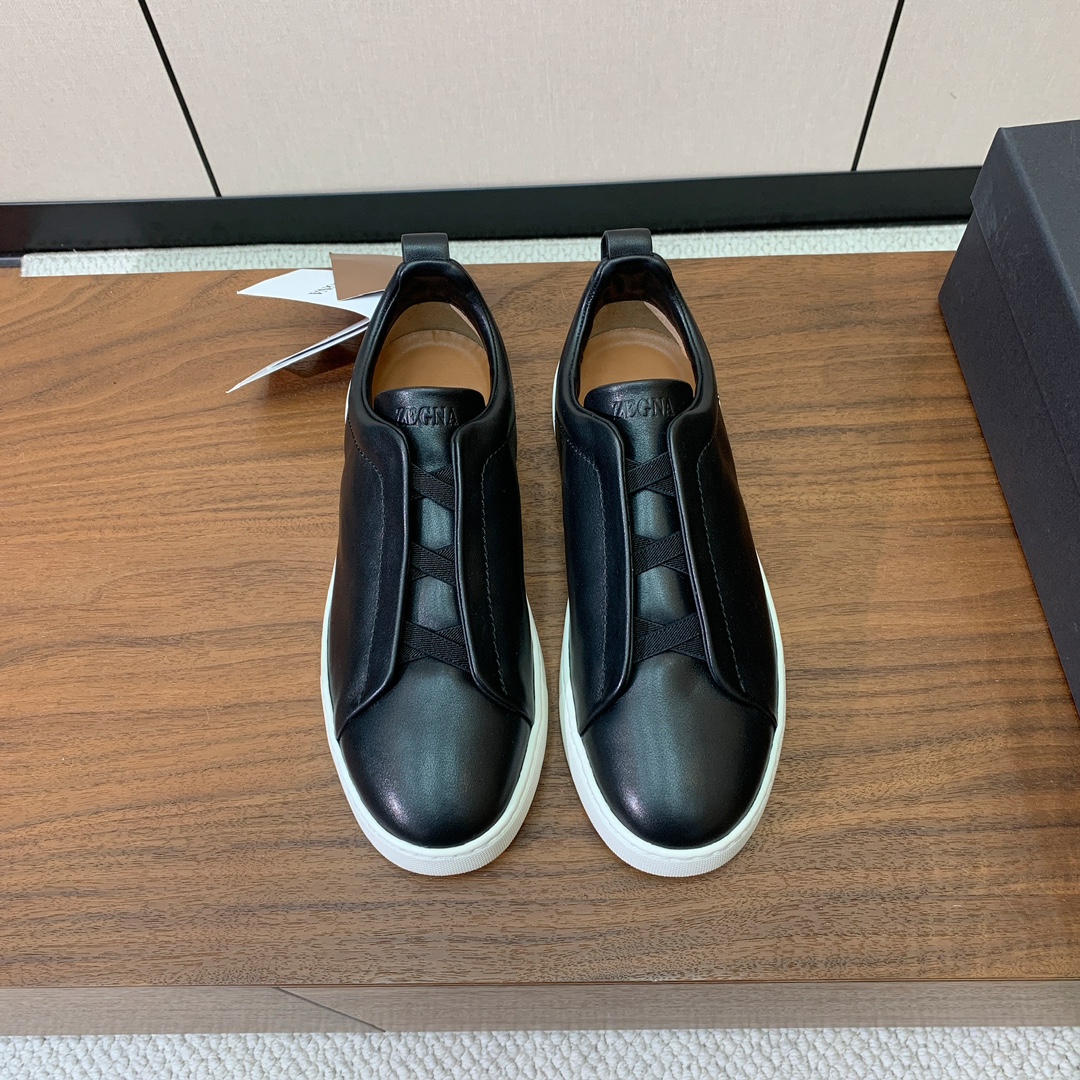 【Zegna】光面牛皮一脚蹬休闲鞋。饰有标志性三重交叉松紧细节,灵感源于三重手缝线迹造型,彰显了杰尼亚的悠久传承。采用原版拉帮套楦工艺鞋型好看且质感轻盈。鞋面油边工艺、鞋舌饰有标志性 Zegna 标识细节,彰显品牌风范。私家原版开模大底,穿脱轻松,舒适不凡。区别于市面上普通橡胶大底。
材质:鞋面原版定制进口牛皮,牛皮内里,原版开模Tpu大底。
码数:39-47(46、47定制不退换)
批:💰590
