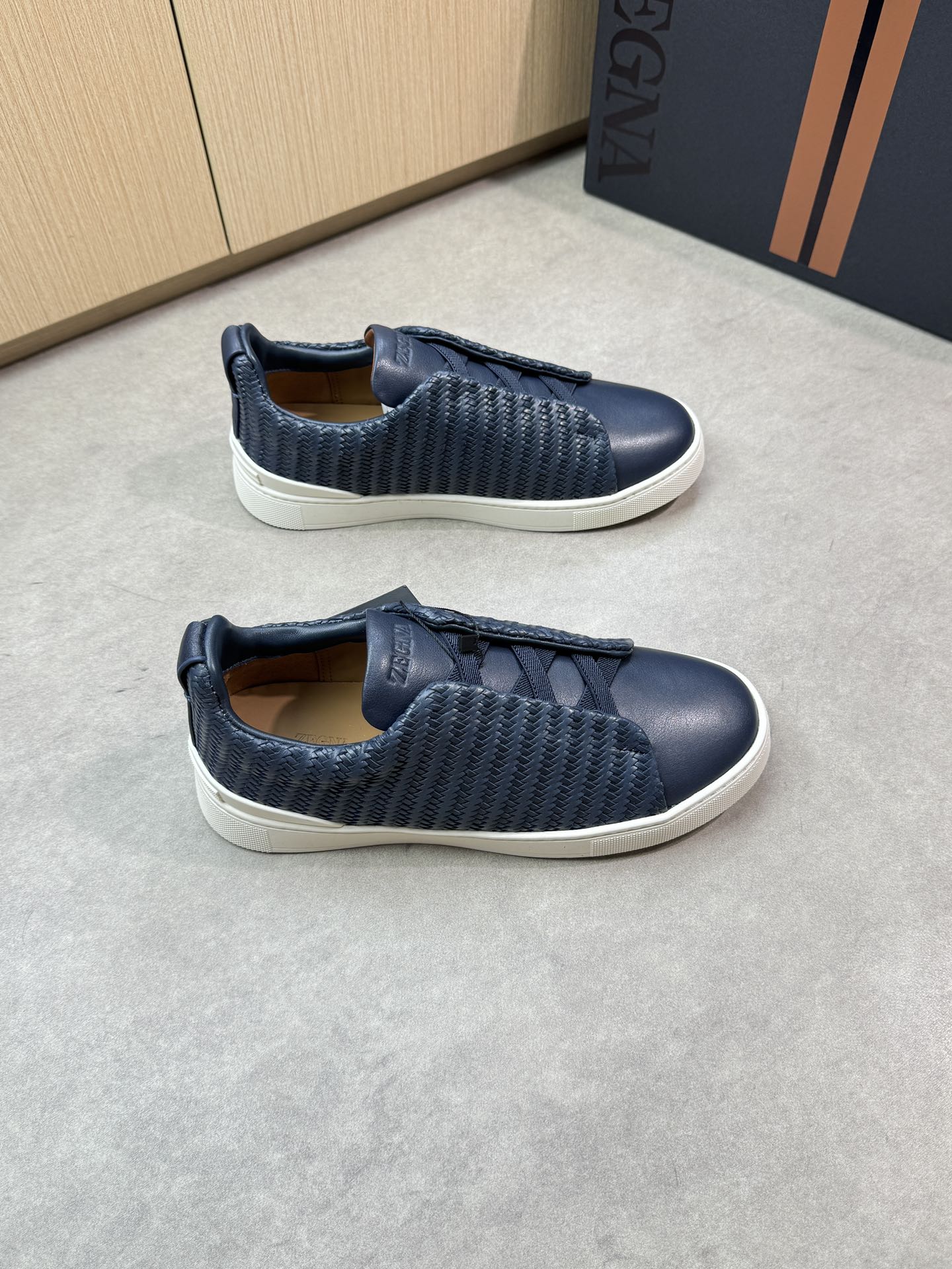 【Zegna】杰尼亚 P710💰
-高端品质 原单🔍🔍🔍休闲运动板鞋
-鞋面:原版🔝纳帕小牛皮、编织小牛皮、鞋舌空压品牌logo、懒人穿脱松紧带
-内里:水染牛皮
-大底:超轻TPR·橡胶:成型大底
-超高品控·做工精细:凸显(高端·贵气·档次)
-Size: 39-44(38,45,46,可订做)·Z0112