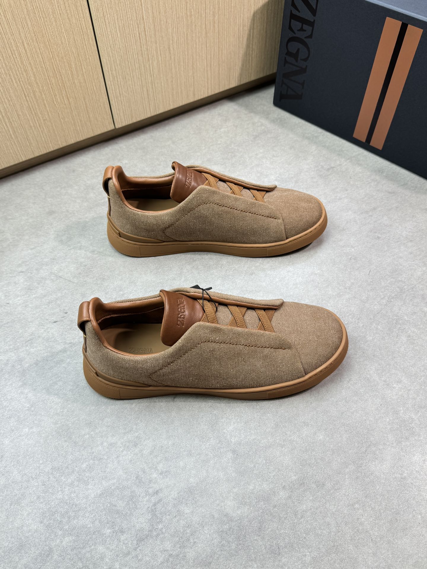 【Zegna】杰尼亚 P710💰
-高端品质 原单🔍🔍🔍休闲运动板鞋
-原版🔝纳帕小牛皮、品牌牛仔帆布、鞋舌空压品牌logo、懒人穿脱松紧带
-内里:水染牛皮
-大底:超轻TPR·橡胶:成型大底
-超高品控·做工精细:凸显(高端·贵气·档次)
-Size: 39-44(38,45,46,可订做)·Z0112