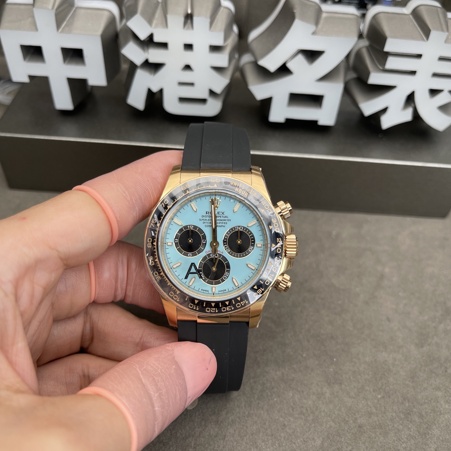蓝金迪
可改无卡度+800元
就一个最顶版,重量也是一样滴