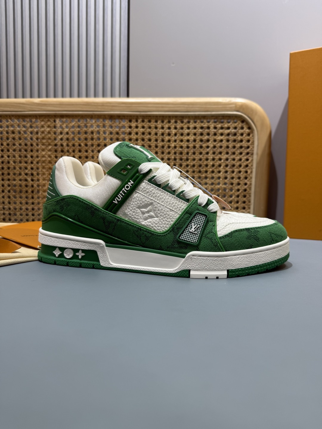 绿牛仔
原厂皮 Trainer休闲板鞋,专柜包装 空胶工艺。
size:
女码 35-40(40定做不退换)
男码 38-46码(38.45.46 定做不退不换)