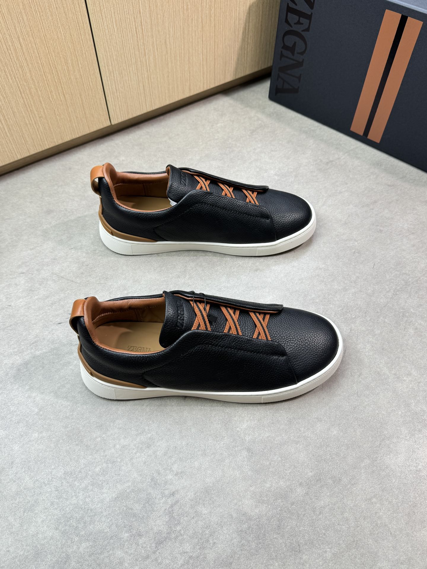 【Zegna】杰尼亚 P710💰
-高端品质 原单🔍🔍🔍休闲运动板鞋
-鞋面:原版🔝荔纹小牛皮、鞋舌空压品牌logo、懒人穿脱松紧带
-内里:水染牛皮
-大底:超轻TPR·橡胶:成型大底
-超高品控·做工精细:凸显(高端·贵气·档次)
-Size: 39-44(38,45,46,可订做)·Z0112