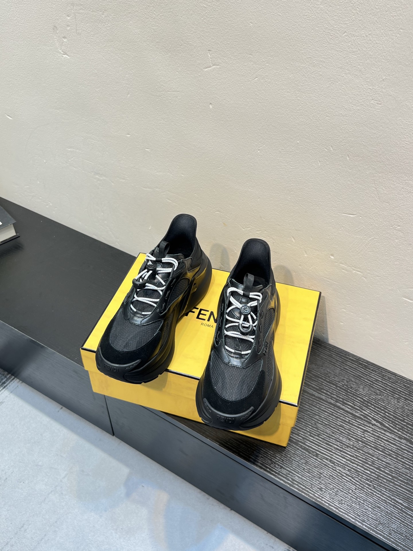 💰¥620 Fendi【芬迪】爆款上市🔥官网同步时尚老爹鞋👟
采用原版品牌飞织面料.原版牛皮+透气网内里+羊皮垫脚 完美造型顶级品质,你值得拥有🔜原版橡胶大底,超轻防滑耐磨👣
码数:38-44(45 46 定做不退换)