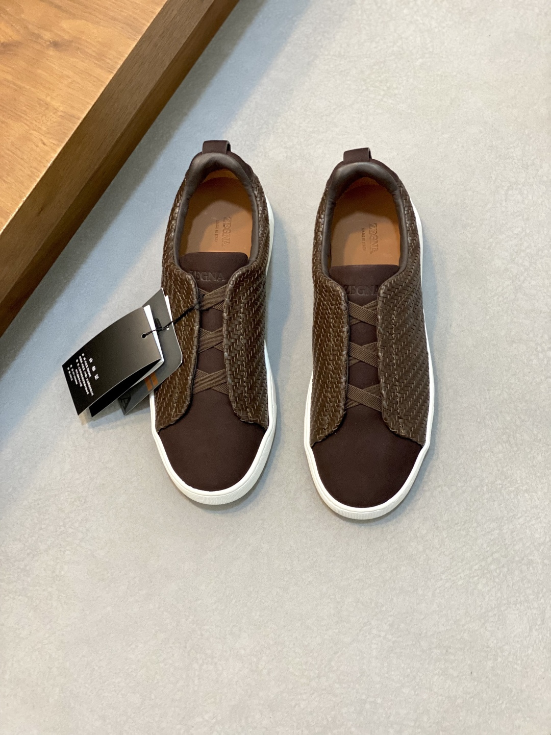 💰700 Ermenegildo Zegna 杰尼亚休闲运动鞋
Triple Stitch 是一款精致的休闲鞋履,饰有标志性三重交叉松紧细节,灵感源于三重手缝线迹造型,彰显了杰尼亚的悠久传承。这款皮革衬里鹿皮球鞋饰有骆马色装饰细节,采用便鞋鞋型且质感轻盈,配有灵活的橡胶外底,穿脱轻松,舒适不凡。后跟饰有标志性 Ermenegildo Zegna XXX 标识细节,彰显品牌风范。
码数:39-44,标准皮鞋尺码。