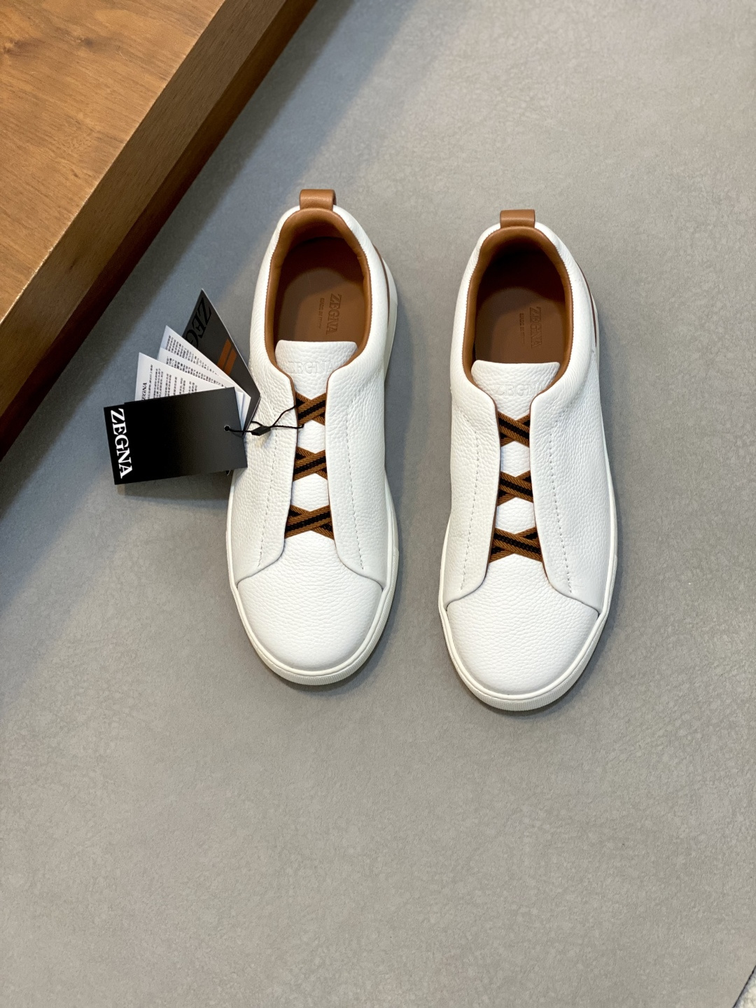 💰700 Ermenegildo Zegna 杰尼亚休闲运动鞋
Triple Stitch 是一款精致的休闲鞋履,饰有标志性三重交叉松紧细节,灵感源于三重手缝线迹造型,彰显了杰尼亚的悠久传承。这款皮革衬里鹿皮球鞋饰有骆马色装饰细节,采用便鞋鞋型且质感轻盈,配有灵活的橡胶外底,穿脱轻松,舒适不凡。后跟饰有标志性 Ermenegildo Zegna XXX 标识细节,彰显品牌风范。
码数:39-44,标准皮鞋尺码。