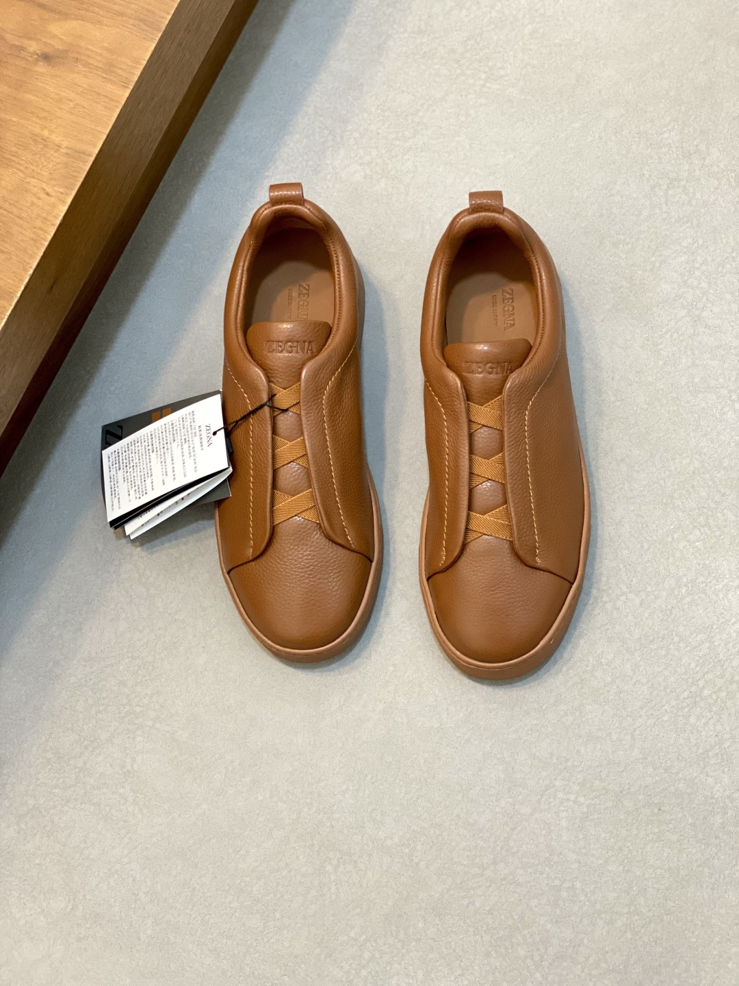 💰700 Ermenegildo Zegna 杰尼亚休闲运动鞋
Triple Stitch 是一款精致的休闲鞋履,饰有标志性三重交叉松紧细节,灵感源于三重手缝线迹造型,彰显了杰尼亚的悠久传承。这款皮革衬里鹿皮球鞋饰有骆马色装饰细节,采用便鞋鞋型且质感轻盈,配有灵活的橡胶外底,穿脱轻松,舒适不凡。后跟饰有标志性 Ermenegildo Zegna XXX 标识细节,彰显品牌风范。
码数:39-44,标准皮鞋尺码。