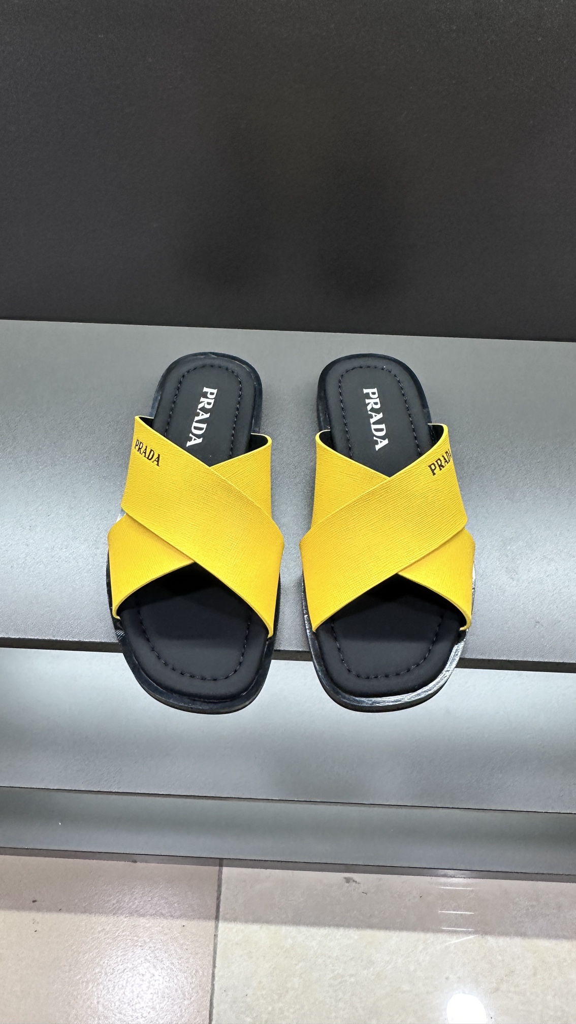 PRADA普拉达拖鞋🆚来袭💄原版防滑耐磨橡胶大底!细节处理非常完美👣细节图奉上,自行观赏💄超舒适直拖!穿着舒适不掉脚!人手必备一双!标准码数:38-45(38、45订做)