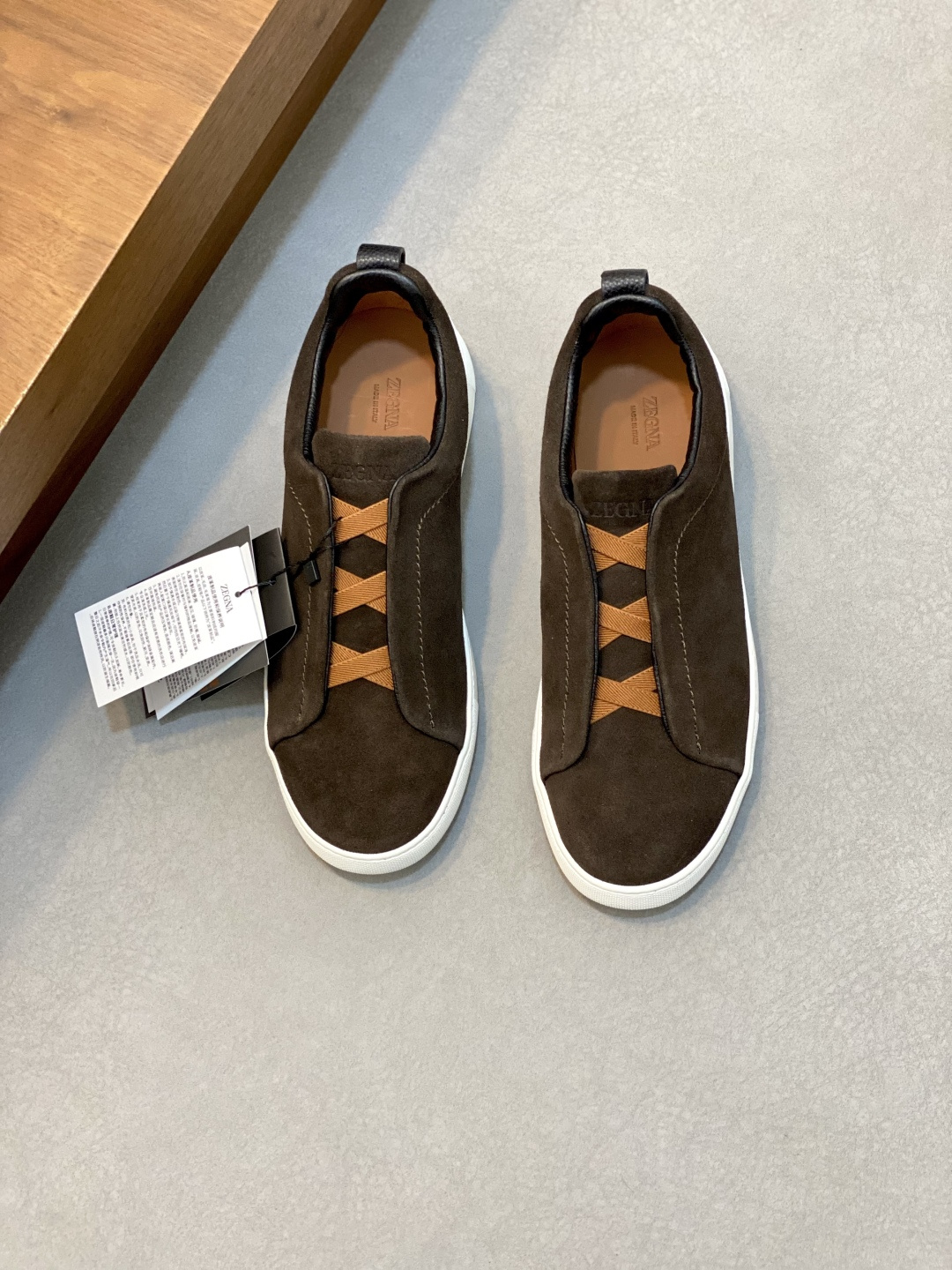 💰700 Ermenegildo Zegna 杰尼亚休闲运动鞋
Triple Stitch 是一款精致的休闲鞋履,饰有标志性三重交叉松紧细节,灵感源于三重手缝线迹造型,彰显了杰尼亚的悠久传承。这款皮革衬里鹿皮球鞋饰有骆马色装饰细节,采用便鞋鞋型且质感轻盈,配有灵活的橡胶外底,穿脱轻松,舒适不凡。后跟饰有标志性 Ermenegildo Zegna XXX 标识细节,彰显品牌风范。
码数:39-44,标准皮鞋尺码。