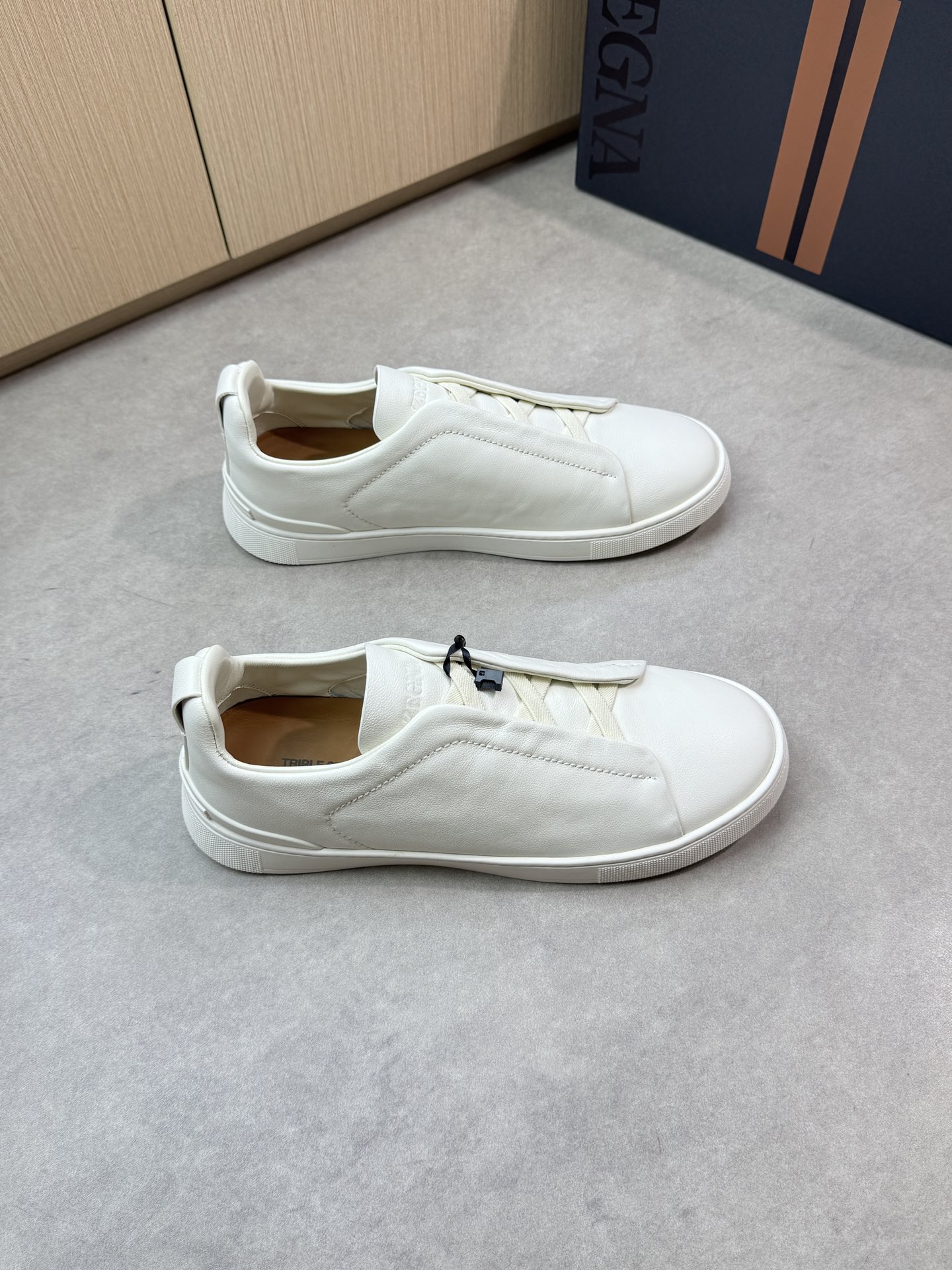 【Zegna】杰尼亚 P710💰
-高端品质 原单🔍🔍🔍休闲运动板鞋
-原版🔝全粒面小牛皮、鞋舌空压品牌logo、懒人穿脱松紧带
-内里:水染牛皮
-大底:超轻TPR·橡胶:成型大底
-超高品控·做工精细:凸显(高端·贵气·档次)
-Size: 39-44(38,45,46,可订做)·Z0112