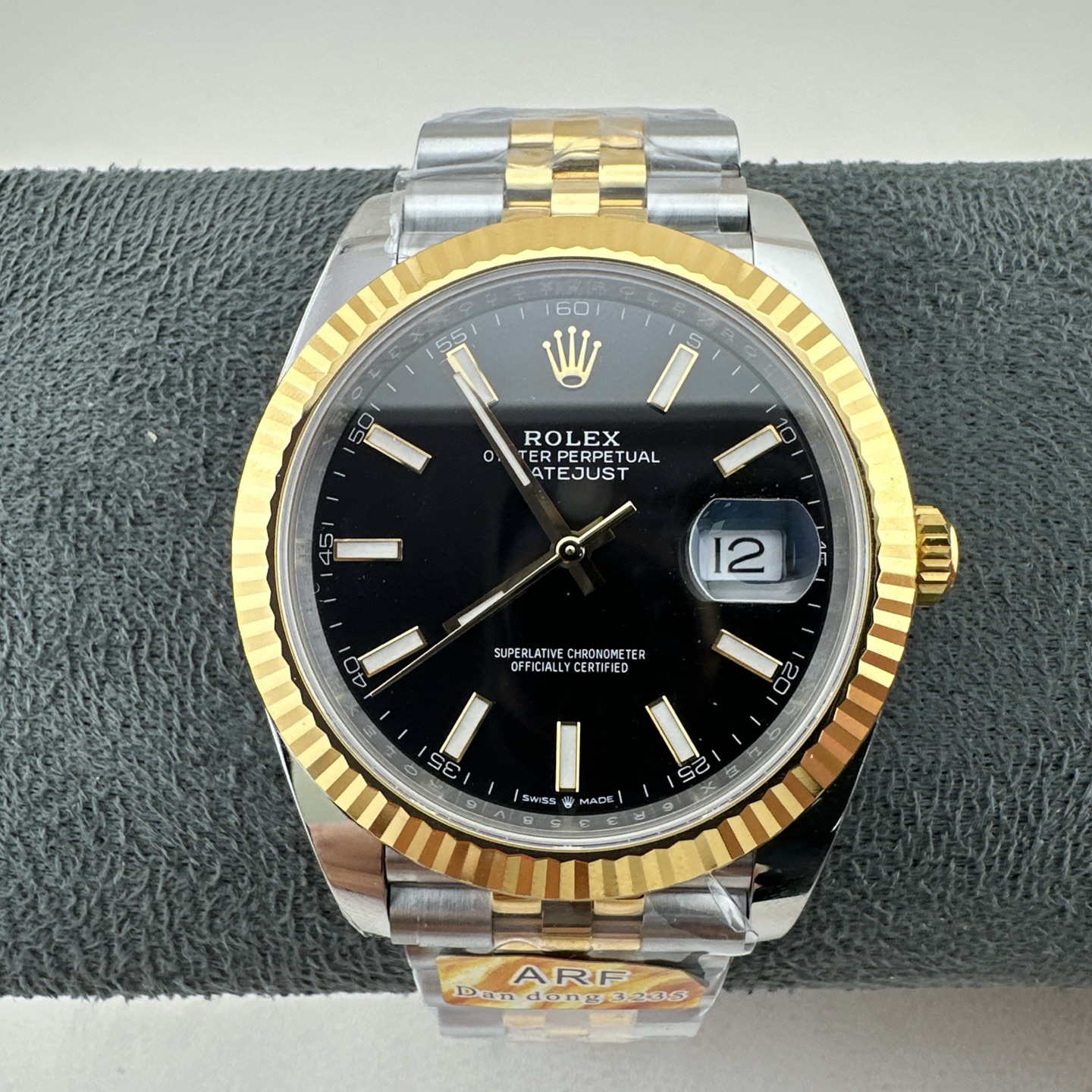 间金黑41mm
3235一体机芯