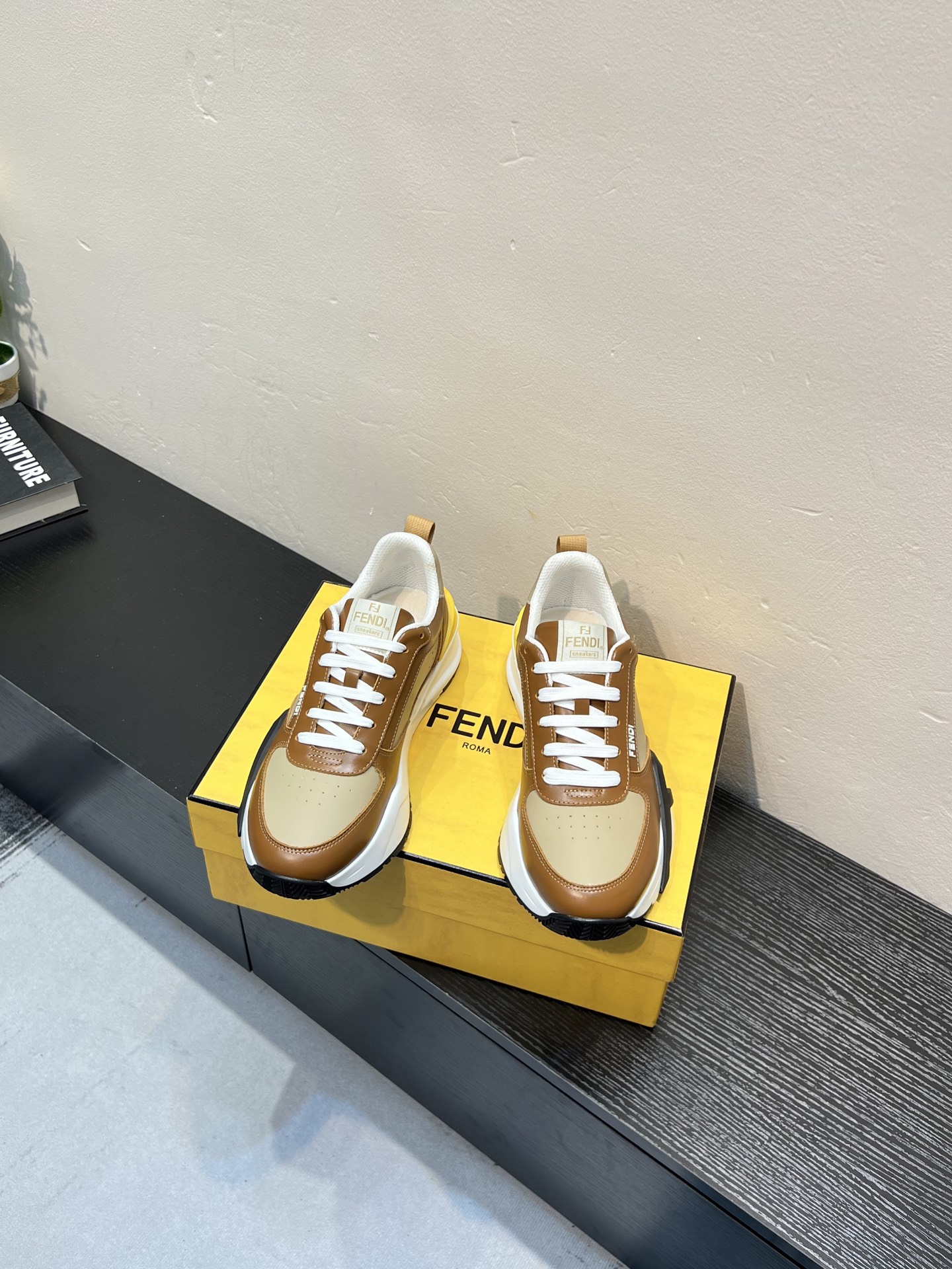 💰¥580 FENDI*——原单品质
芬迪小怪兽!代购级别🔥爆款,鞋面牛皮制造,透气网里,大底更轻便,防滑。市场顶级品质,众多明星亲身演绎,时尚主打潮流,百搭爆款,简单不失品味,潮人必备,散发时尚休闲气息,时尚就在脚下,自信满满,穿起来。Size:38-44(45定制)