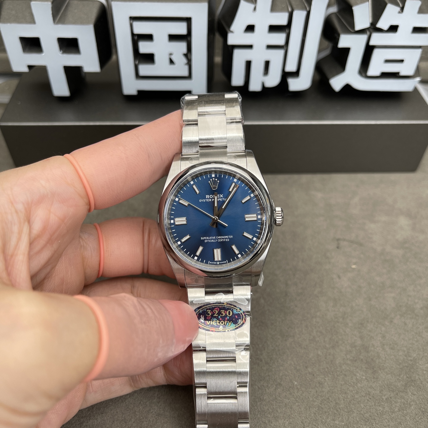 蚝式恒动36蓝盘
丹东3230机芯 3900
国产机芯1900