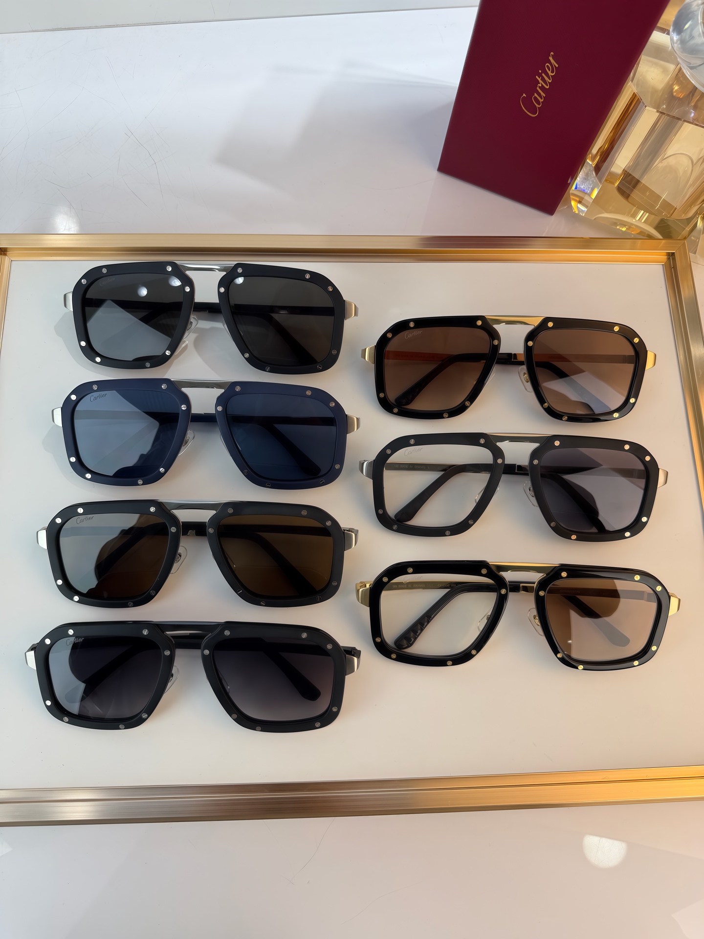 390💰变色430💰New Top Quality
Santos De Cartier sunglasses
mod:CT0573s Sunglasses that pay tribute to the iconic Santos de Cartier watch and its signature motif: the screw.Size:55-20 145