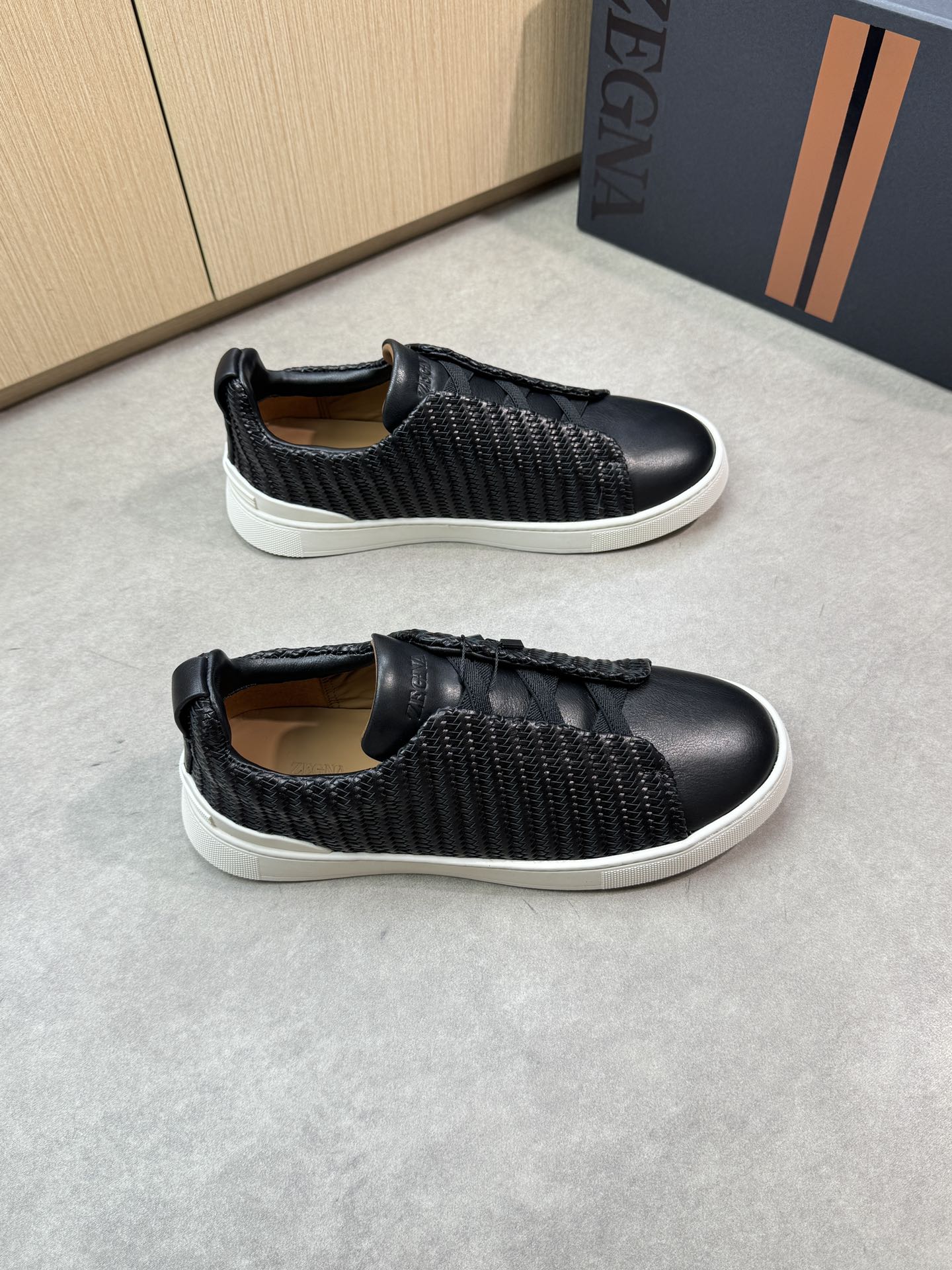 【Zegna】杰尼亚 P710💰
-高端品质 原单🔍🔍🔍休闲运动板鞋
-鞋面:原版🔝纳帕小牛皮、编织小牛皮、鞋舌空压品牌logo、懒人穿脱松紧带
-内里:水染牛皮
-大底:超轻TPR·橡胶:成型大底
-超高品控·做工精细:凸显(高端·贵气·档次)
-Size: 39-44(38,45,46,可订做)·Z0112