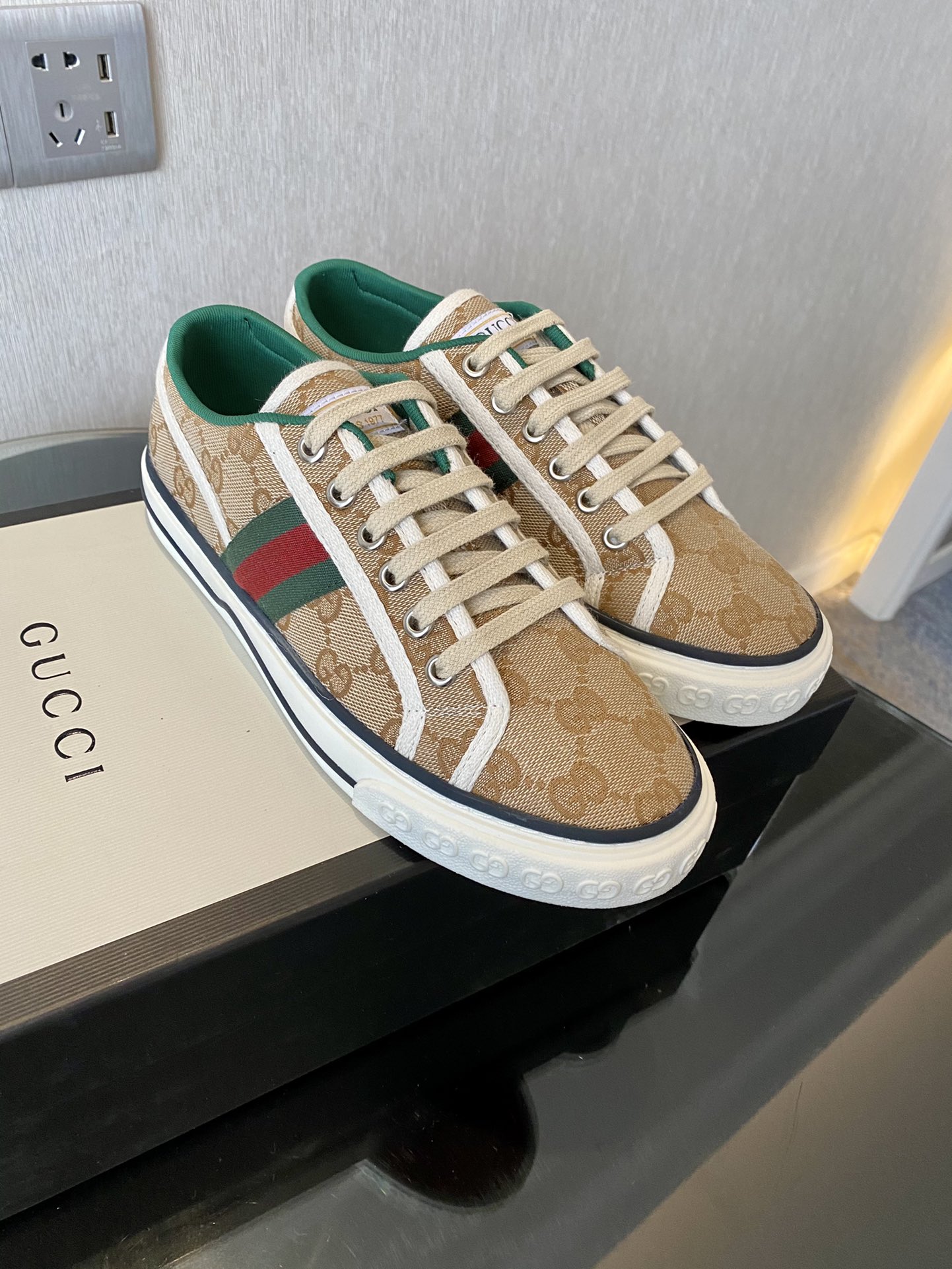 1977 Tennis
完全和原大版底一样、原面版料、原版套工楦艺一比一.
tpu双大色底:原一版比一开模大底,所有节细完全对原版
码数:女码35-40,男码39-44,
专柜一全致套包装