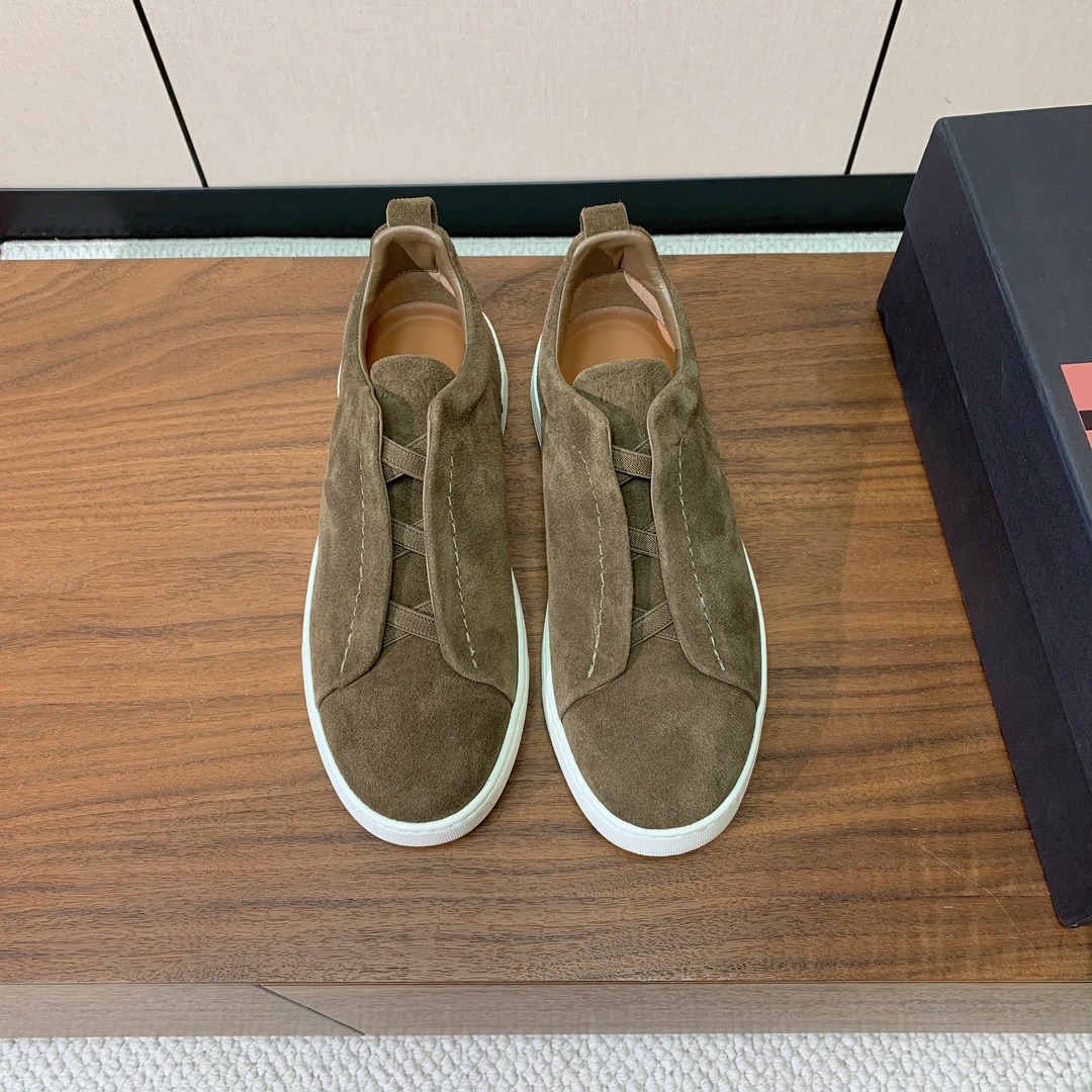 【Zegna】羊京一脚蹬休闲鞋。饰有标志性三重交叉松紧细节,灵感源于三重手缝线迹造型,彰显了杰尼亚的悠久传承。采用原版拉帮套楦工艺鞋型好看且质感轻盈。鞋面油边工艺、鞋舌饰有标志性 Zegna 标识细节,彰显品牌风范。私家原版开模大底,穿脱轻松,舒适不凡。区别于市面上普通橡胶大底。
材质:鞋面原版定制进口羊京,牛皮内里,原版开模Tpu大底。
码数:39-47(46、47定制不退换)
批:💰590