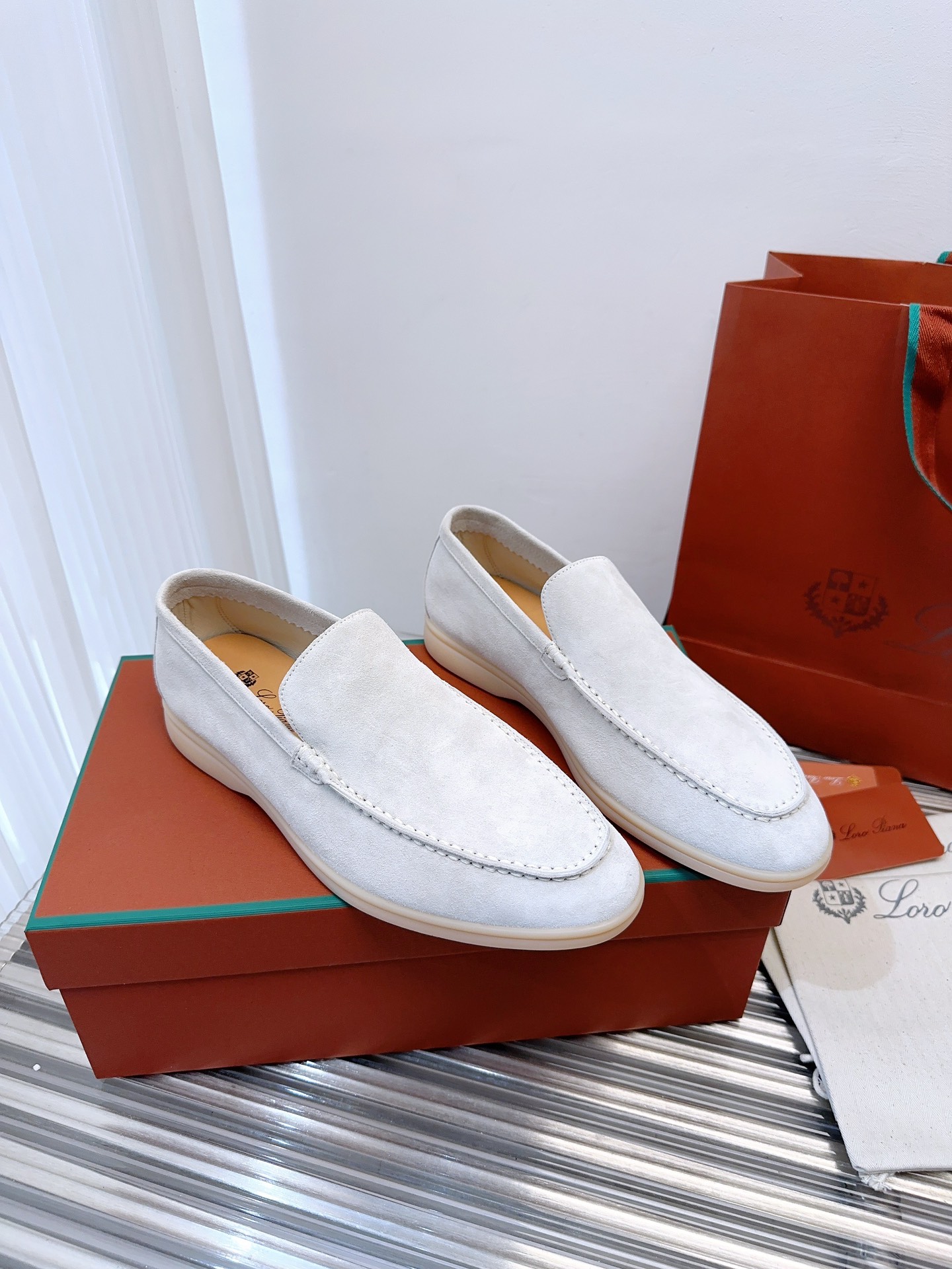 批480升级版 顶级版本Loro Piana Summer Wlak情侣乐福鞋,复古优雅,低调奢华。时尚性与皮料实用性同样兼具依然全网最高品质.
鞋面材料采用进口小牛绒面料,丝质柔滑。
✅内里原版A级水染羊皮➕ A级水染牛皮垫脚。
✅原版真皮中底
✅耐磨高弹牛筋底。
✅独家开模精铸K金电镀🔒锁扣
✅码数:女码35-39 (定制女40.41.42不退不换。)
男码39-44定制男38.45.46定制不退换)
✅推荐搭配:日常百搭。
✅可色卡定做颜色