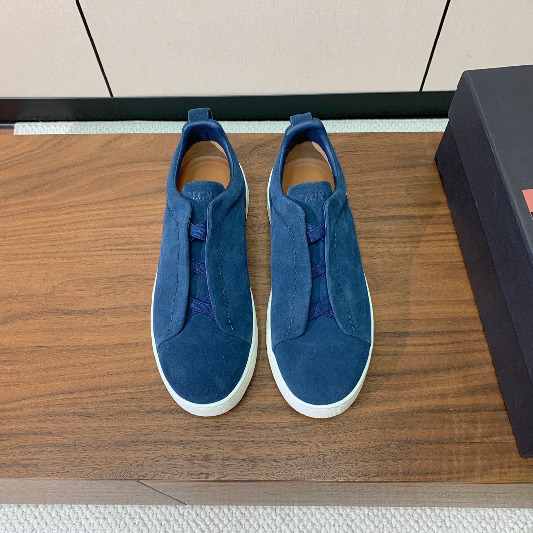 【Zegna】羊京一脚蹬休闲鞋。饰有标志性三重交叉松紧细节,灵感源于三重手缝线迹造型,彰显了杰尼亚的悠久传承。采用原版拉帮套楦工艺鞋型好看且质感轻盈。鞋面油边工艺、鞋舌饰有标志性 Zegna 标识细节,彰显品牌风范。私家原版开模大底,穿脱轻松,舒适不凡。区别于市面上普通橡胶大底。
材质:鞋面原版定制进口羊京,牛皮内里,原版开模Tpu大底。
码数:39-47(46、47定制不退换)
批:💰590