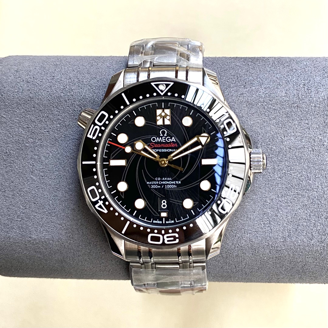 42mm欧米茄海马「Seamaster Diver 300M "James Bond" Limited Edition」潜水限量版詹姆斯·邦德主题腕表,特别为纪念《007之女王密使》电影上映50周年而设计,搭载8800一体机芯。