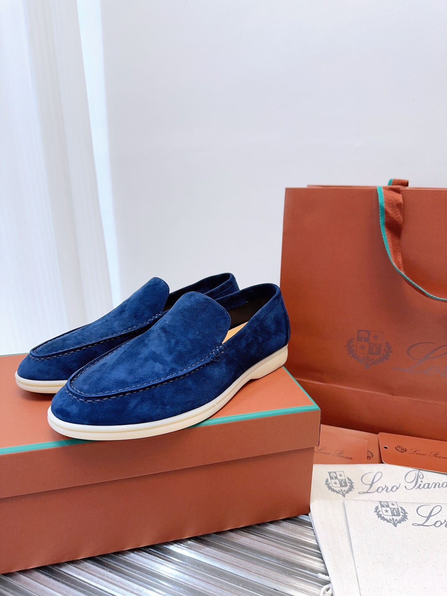 Loro Piana Summer Wlak情侣乐福鞋,复古优雅,低调奢华。时尚性与皮料实用性同样兼具依然全网最高品质.
鞋面材料采用进口小牛绒面料,丝质柔滑。
✅内里原版A级水染羊皮➕ A级水染牛皮垫脚。
✅原版真皮中底
✅耐磨高弹牛筋底。
✅独家开模精铸K金电镀🔒锁扣
✅码数:女码35-39 (定制女40.41.42不退不换。)
男码39-44定制男38.45.46定制不退换)
✅推荐搭配:日常百搭。
✅可色卡定做颜色