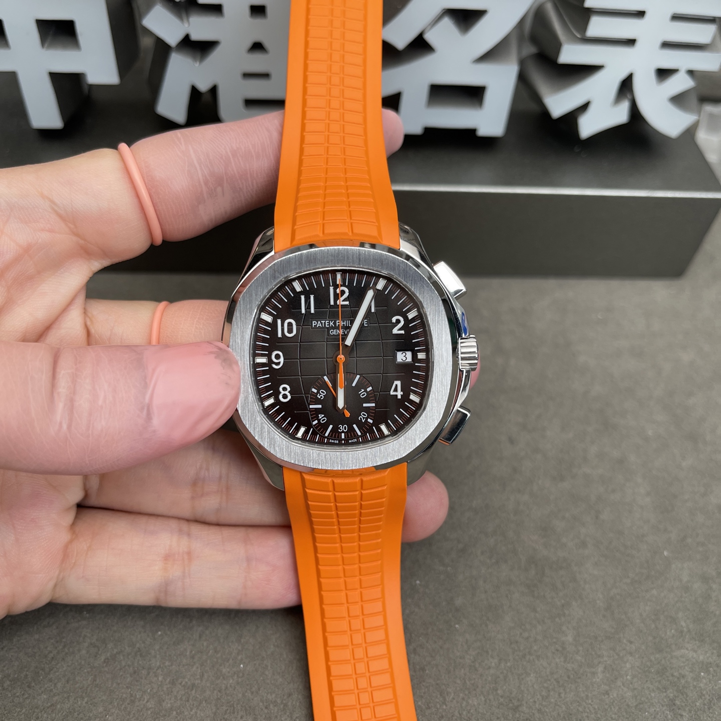 手雷橙色
市面上版本众多,但大致上可以分为两种。
1,9015或者7750机芯,加装饰盖板,价位在1-2K+,这种在2年前就是最高版本了。
2,随着技术的迭代更新,目前最新一代已经做到了一体式机芯324,结构和功能上做到了“超级克隆”
一体式目前有两个版本:
3K版 =3650
DD版=4450
DD版加强了:
1,日历字体;
2,盘面刻度条打磨;
3,后透盖机芯刻字更清晰。