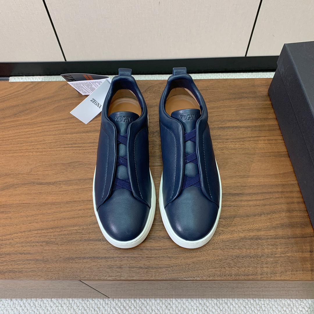 【Zegna】光面牛皮一脚蹬休闲鞋。饰有标志性三重交叉松紧细节,灵感源于三重手缝线迹造型,彰显了杰尼亚的悠久传承。采用原版拉帮套楦工艺鞋型好看且质感轻盈。鞋面油边工艺、鞋舌饰有标志性 Zegna 标识细节,彰显品牌风范。私家原版开模大底,穿脱轻松,舒适不凡。区别于市面上普通橡胶大底。
材质:鞋面原版定制进口牛皮,牛皮内里,原版开模Tpu大底。
码数:39-47(46、47定制不退换)
批:💰590