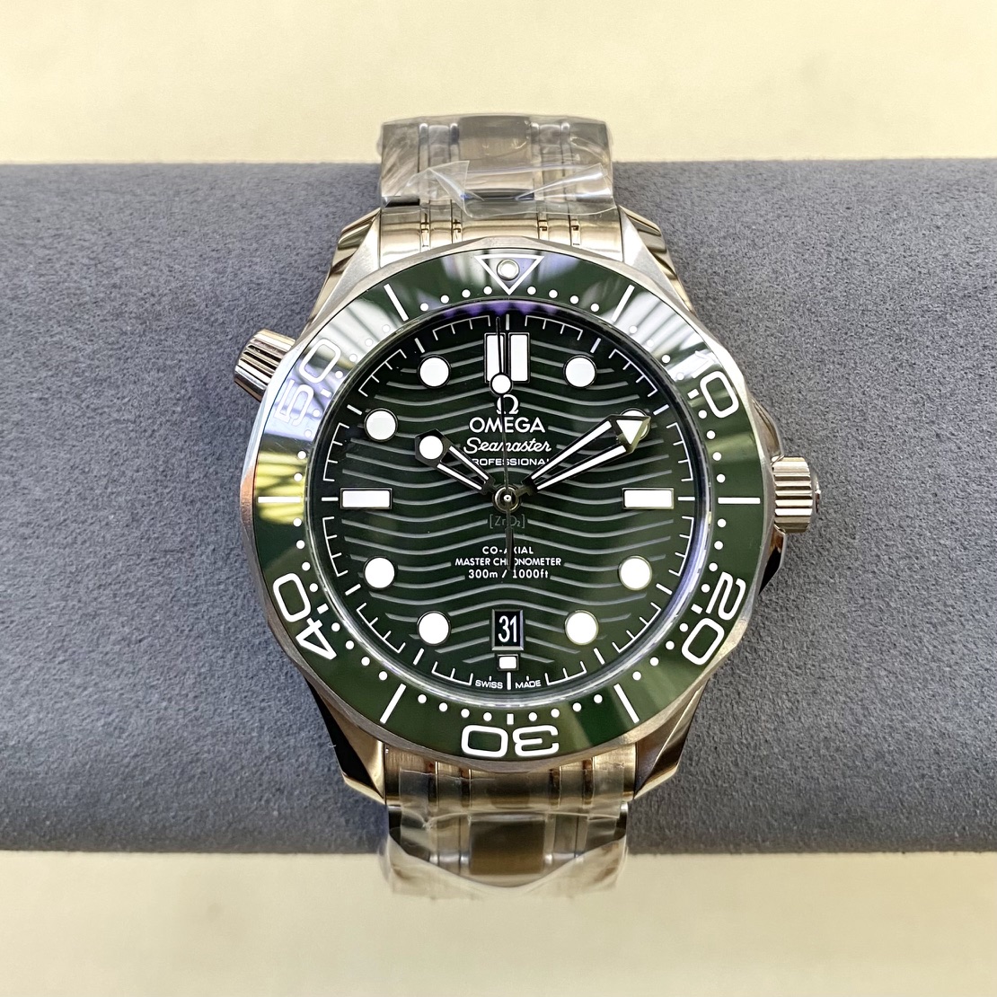 海马300-正8800一体机芯-42mm
送硅胶表带可以替换
8800机芯动储与原厂一致55个小时,自动锤轴承7个陶瓷珠
机芯的大部分零配件可以与原装通用,真正的做到无限接近