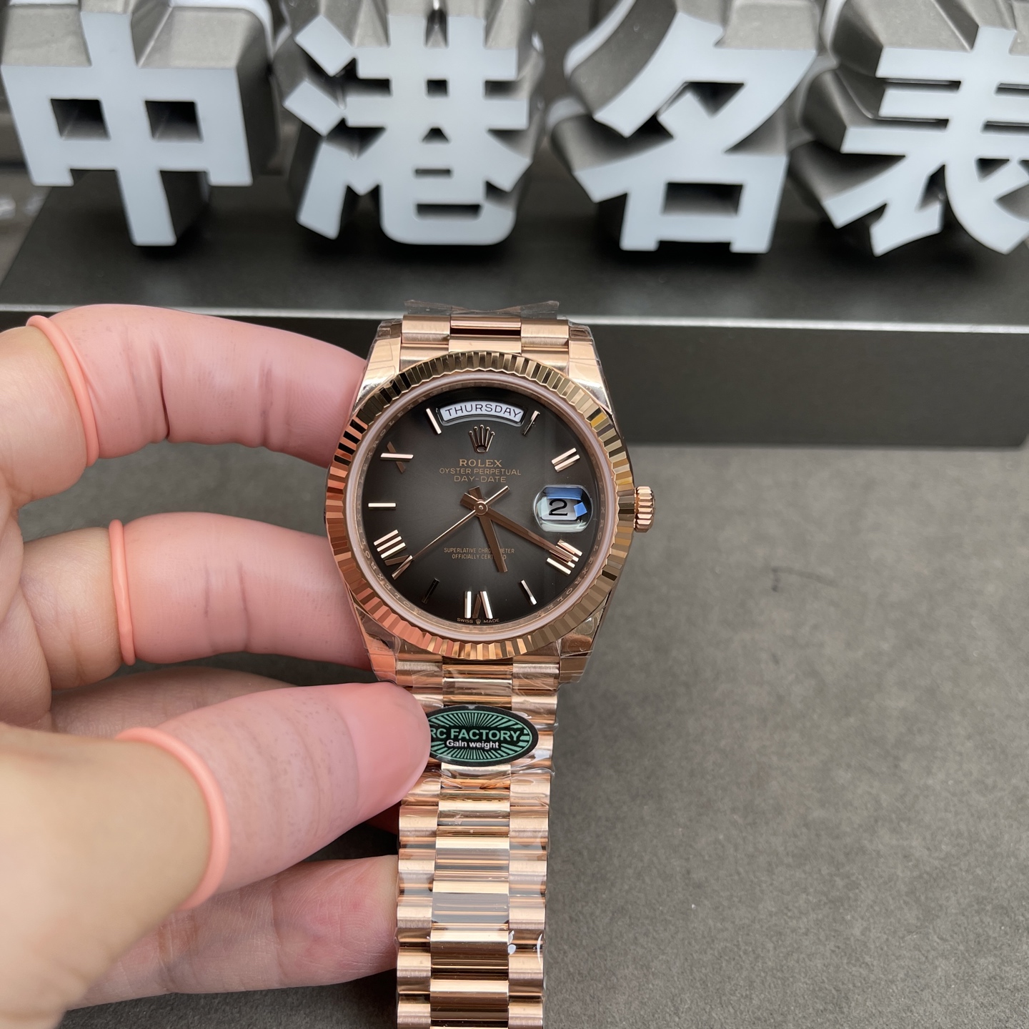 烟熏渐变
带配重跟原版K金一个重量
要提前订货5天
也有普通版,2200。
机芯差不多,其他都不一样。