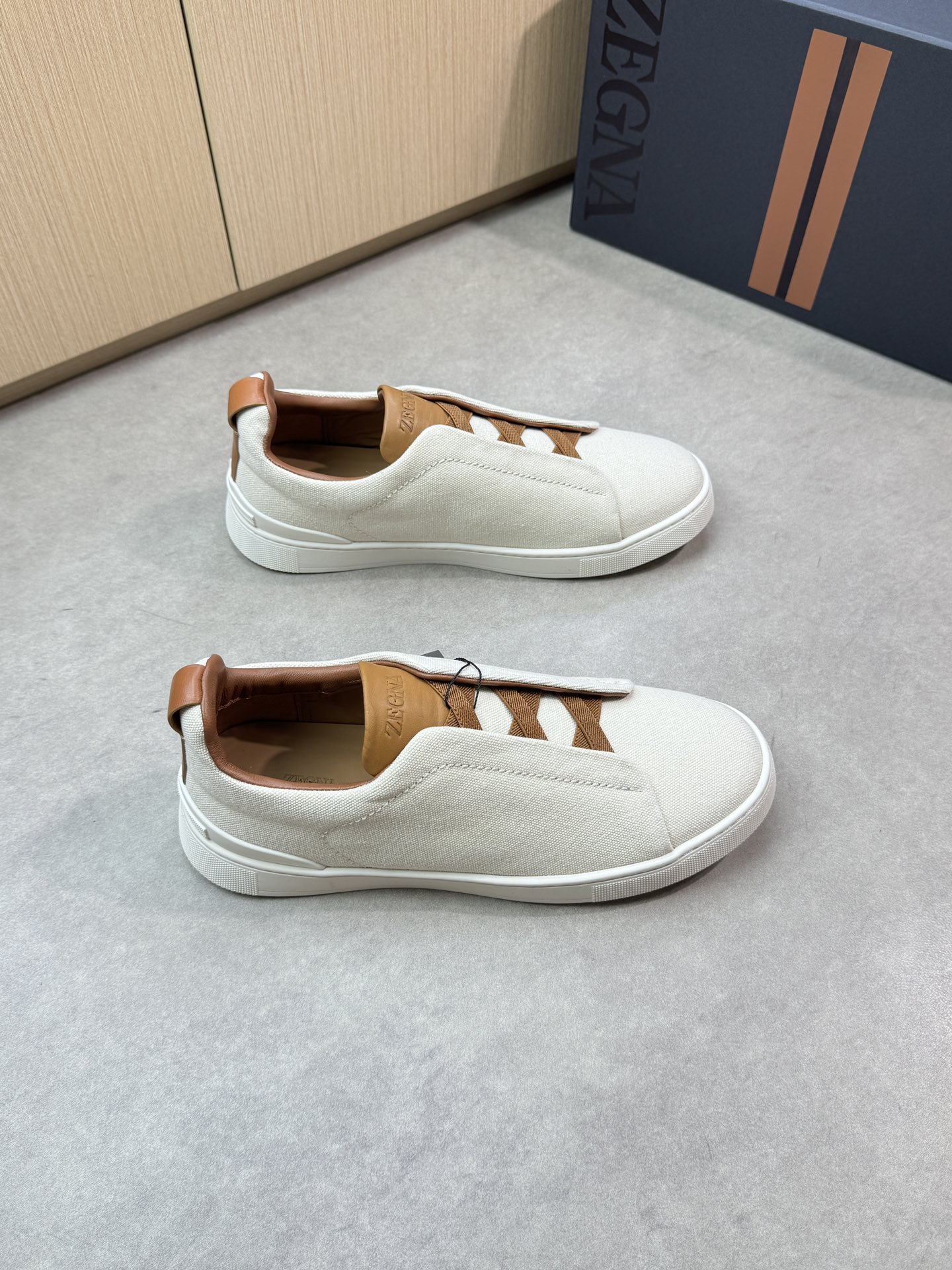 【Zegna】杰尼亚 P710💰
-高端品质 原单🔍🔍🔍休闲运动板鞋
-原版🔝纳帕小牛皮、品牌牛仔帆布、鞋舌空压品牌logo、懒人穿脱松紧带
-内里:水染牛皮
-大底:超轻TPR·橡胶:成型大底
-超高品控·做工精细:凸显(高端·贵气·档次)
-Size: 39-44(38,45,46,可订做)·Z0112