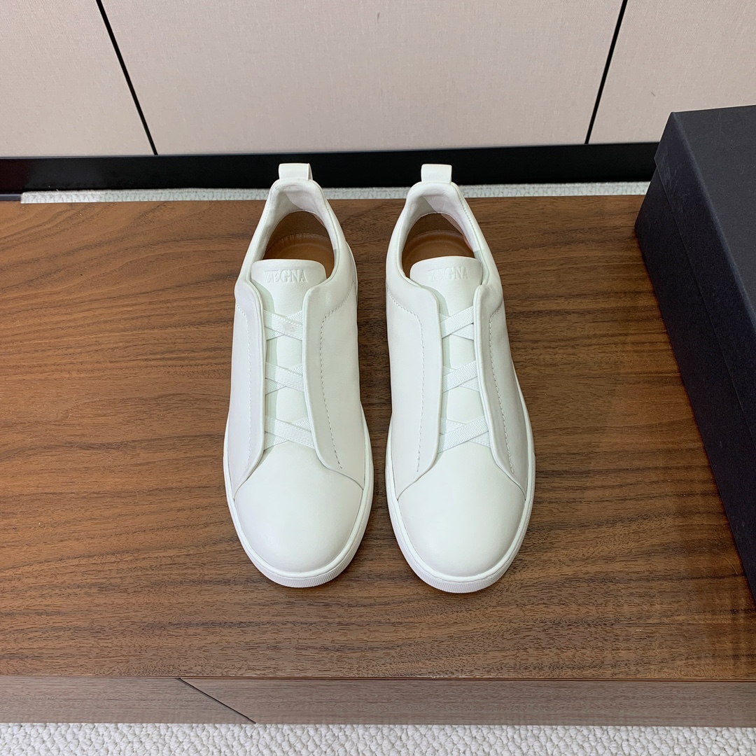 【Zegna】光面牛皮一脚蹬休闲鞋。饰有标志性三重交叉松紧细节,灵感源于三重手缝线迹造型,彰显了杰尼亚的悠久传承。采用原版拉帮套楦工艺鞋型好看且质感轻盈。鞋面油边工艺、鞋舌饰有标志性 Zegna 标识细节,彰显品牌风范。私家原版开模大底,穿脱轻松,舒适不凡。区别于市面上普通橡胶大底。
材质:鞋面原版定制进口牛皮,牛皮内里,原版开模Tpu大底。
码数:39-47(46、47定制不退换)
批:💰590