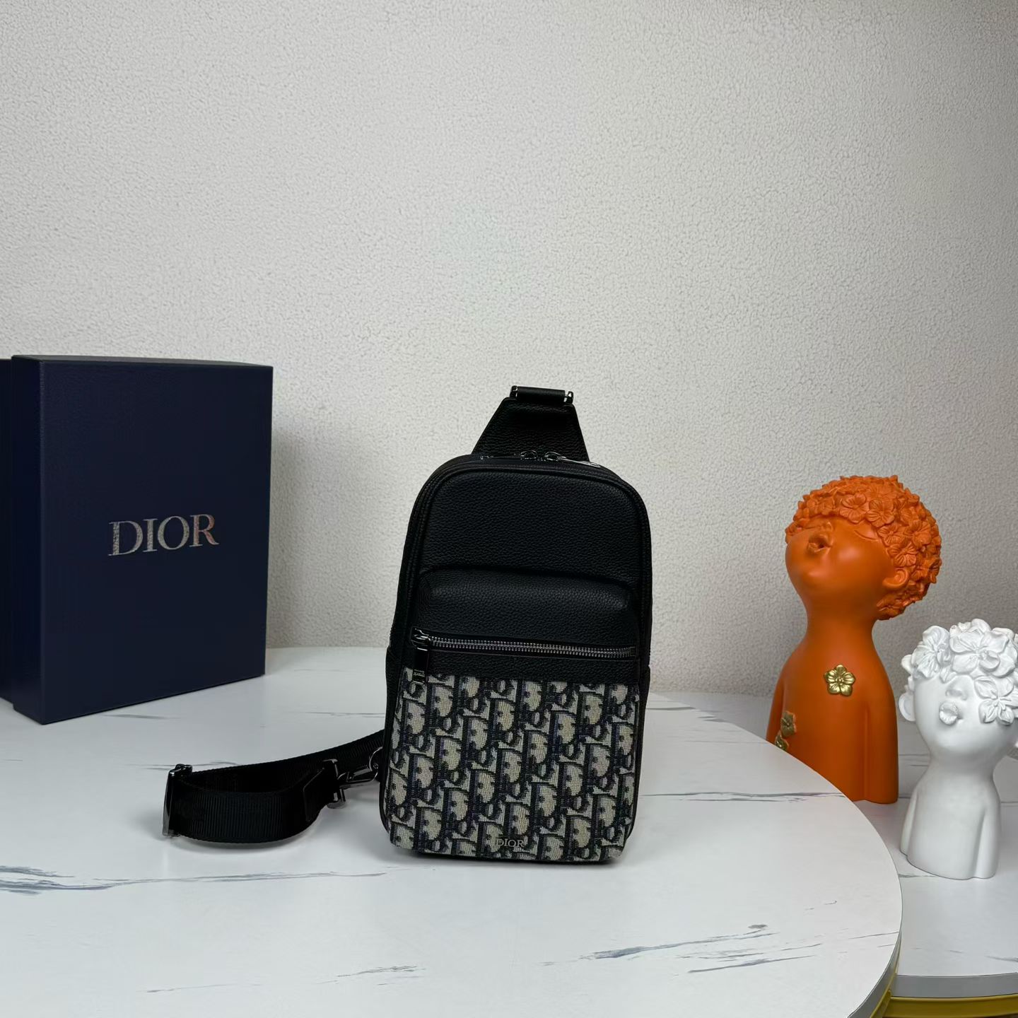 I🅿️800【市场最高版本,欢迎对比】
Rider 2.0 Sling bag
米色和黑色 Dior Oblique 緹花及黑色顆粒小牛皮
編號: 1ESBO065YKS_H27E
Rider 2.0 Sling bag 造型設計時尚實用。以米色和黑色 Dior Oblique 緹花製成,綴以同色系顆粒小牛皮細節和 Dior 標誌。主拉鏈隔層和正面拉鏈口袋可容納所有必需品,配以可調整長短的肩帶,方便肩背或斜孭。
主要質料:小牛皮、棉和科技布料
科技布料、棉和小牛皮襯裡
主拉鏈隔層
內部插袋
正面拉鏈口袋
可調整長短的 Christian Dior 尼龍緹花肩帶
背面設有 2 個開口環,提供多變的攜帶方式
背面軟墊網眼布綴以 Dior 標誌
正面飾有釕色飾面黃銅 Dior 標誌
內部飾有壓印 Dior 標誌
附防塵袋
意大利製造
尺寸:17 x 26 x 8 厘米 / 6.5 x 10 x 3 吋(長 x 高 x 寬)
主隔層可容納 1 部手機
肩帶長度:64 - 112 厘米 / 25 - 44 吋
下垂長度:20.5- 45.5 厘米 / 8 - 18 吋