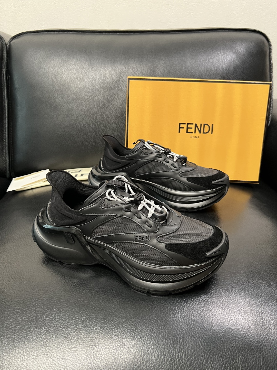 P690 FENDI 高品质 顶级工艺品,芬迪 专柜同步,原厂配置意大利进口牛皮面料,进口牛皮内里垫,透气舒适,鞋底:原厂特供原版底,原厂跟单货 欢迎对比,码数 39-44(订做 38 45 )