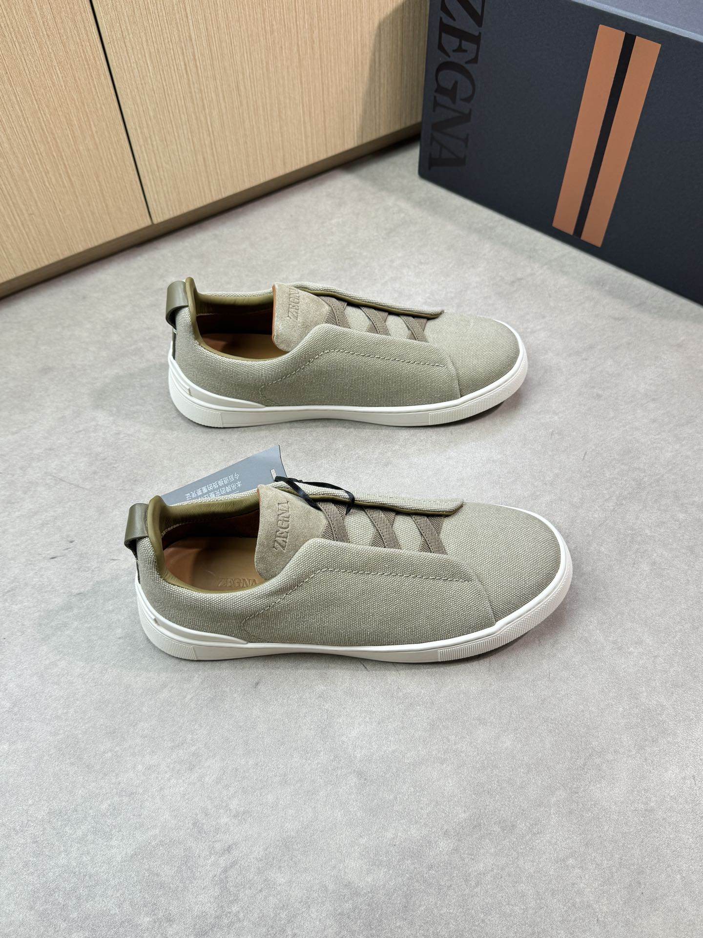 【Zegna】杰尼亚 P710💰
-高端品质 原单🔍🔍🔍休闲运动板鞋
-原版🔝纳帕小牛皮、品牌牛仔帆布、鞋舌反绒小牛皮..空压品牌logo、懒人穿脱松紧带
-内里:水染牛皮
-大底:超轻TPR·橡胶:成型大底
-超高品控·做工精细:凸显(高端·贵气·档次)
-Size: 39-44(38,45,46,可订做)·Z0112
